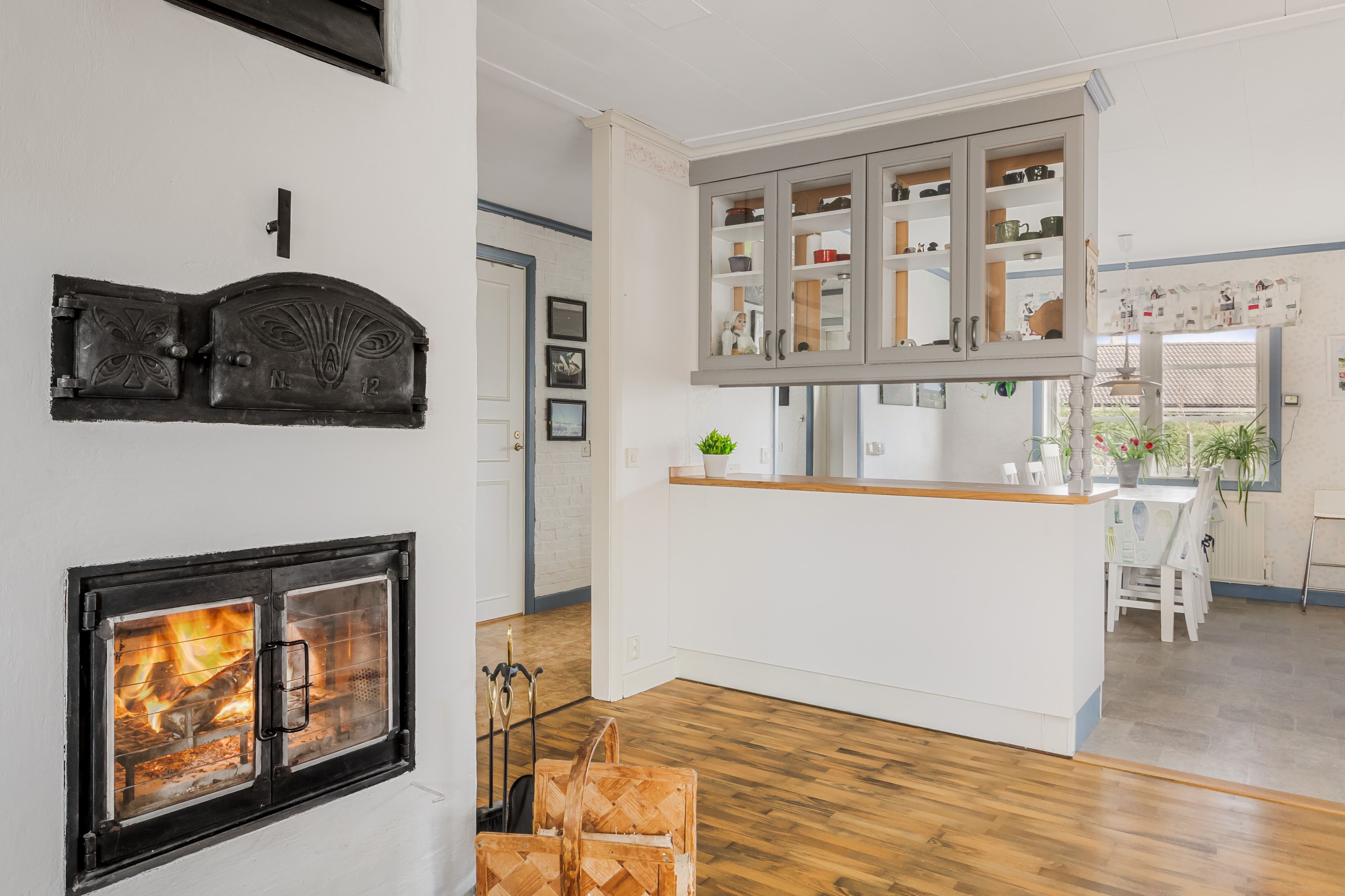 Sällskapsrum mot kök