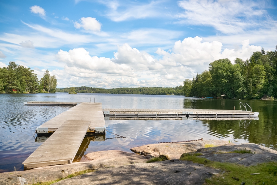 Bryggor och toalett på sommaren