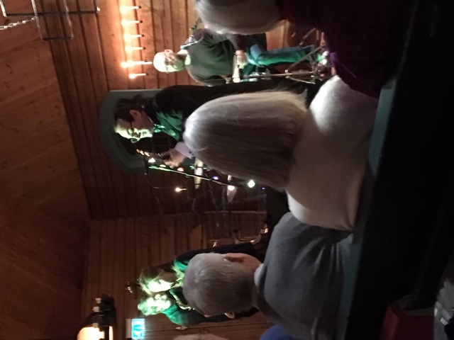 I Sälen möter du rofylld, lycklig musik som värmer hjärtat och stillar tanken