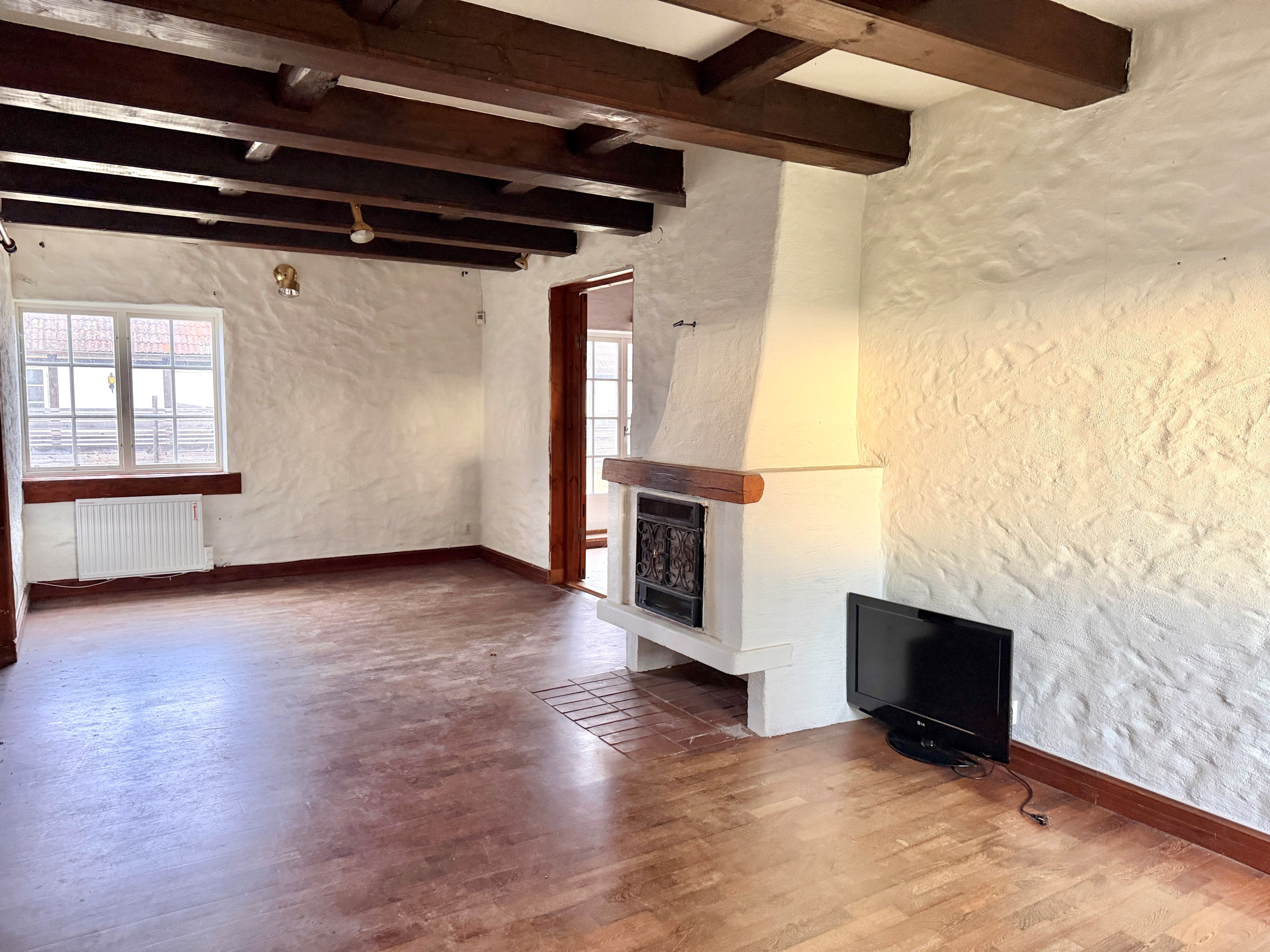 Charmigt med synliga takbjälkar