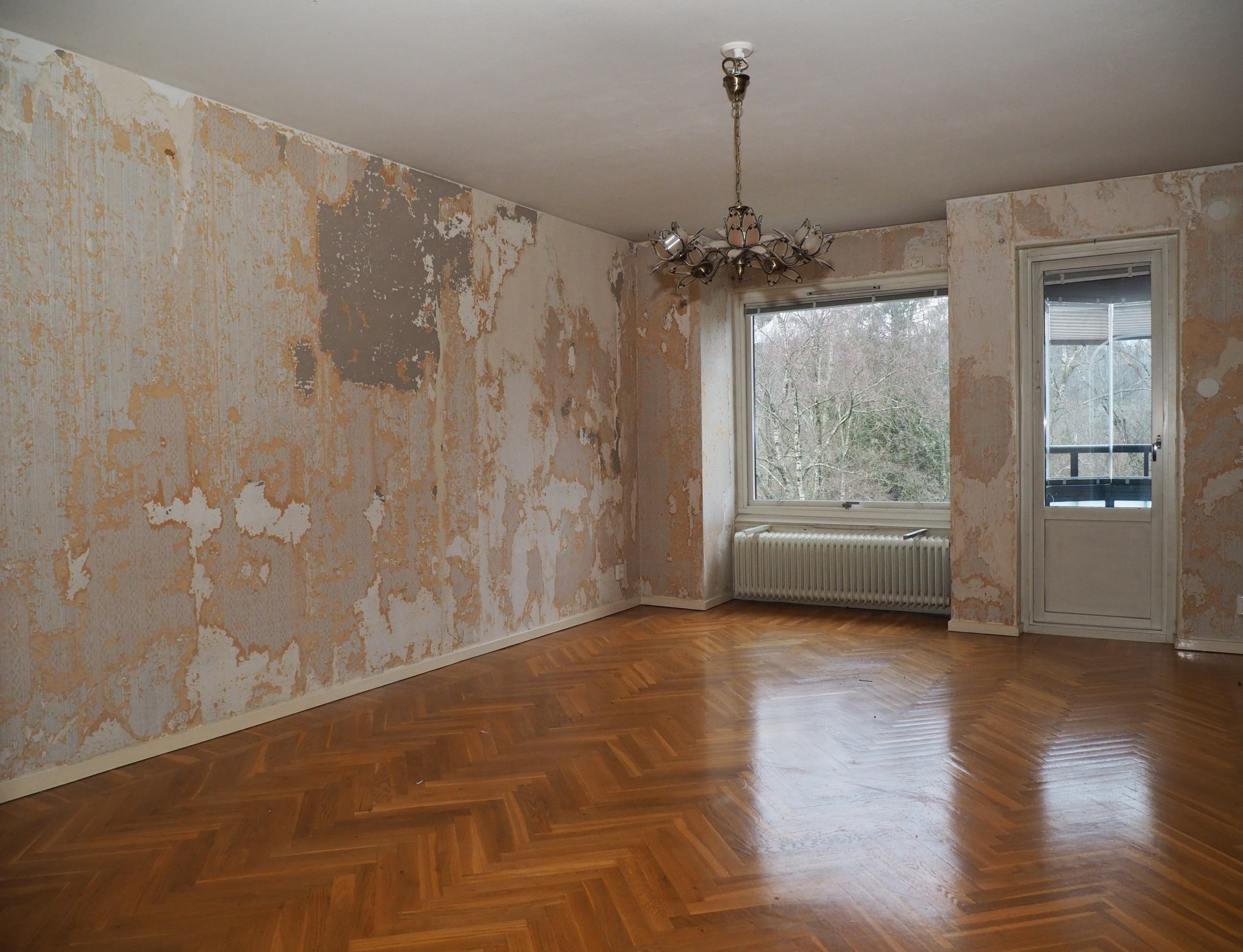 Vardagsrum med utgång till inglasad balkong