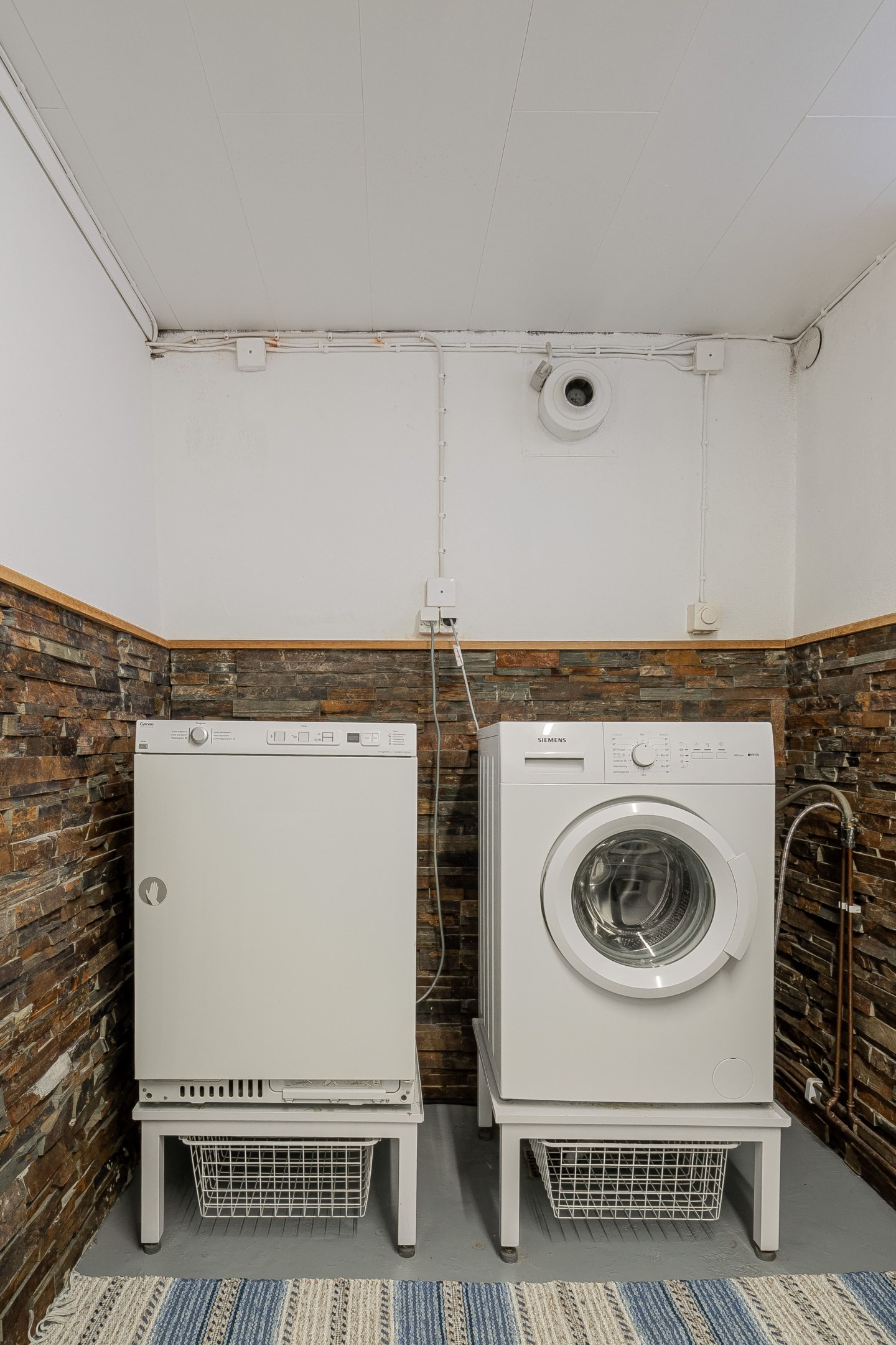 Tvätt-avdelning/ Wc, källarplan