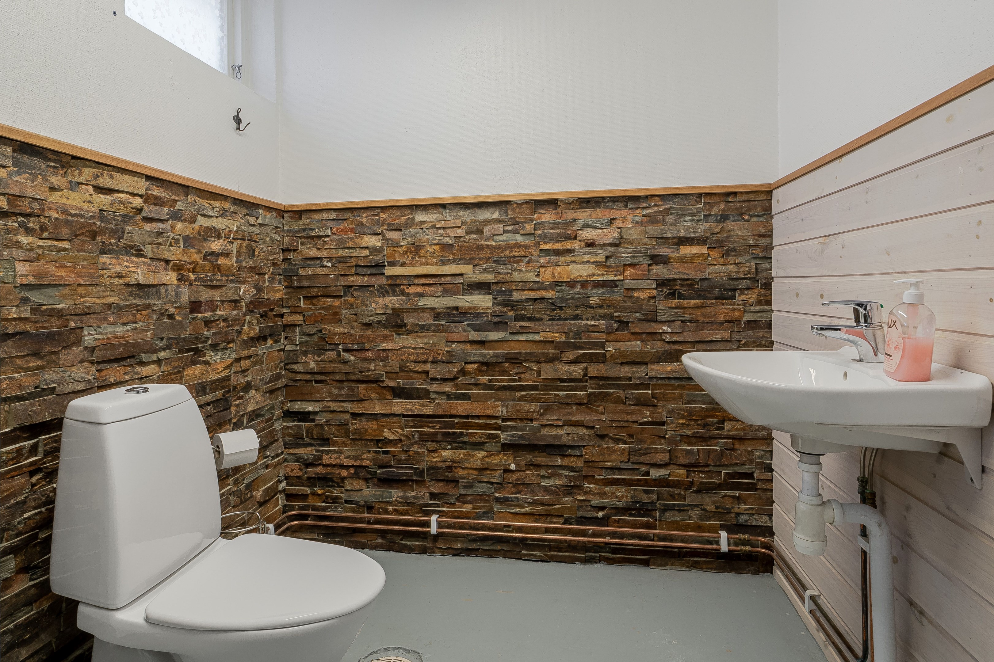 Tvätt-avdelning/ Wc, källarplan