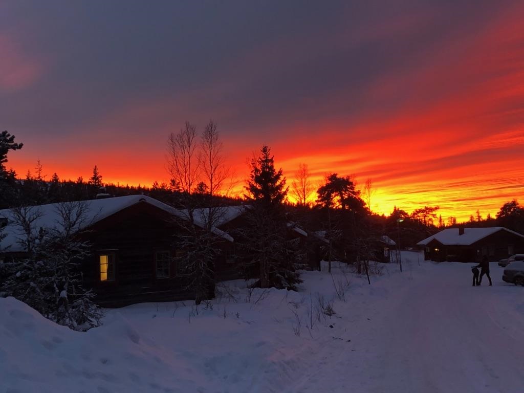 Kvällsskymmning över byn