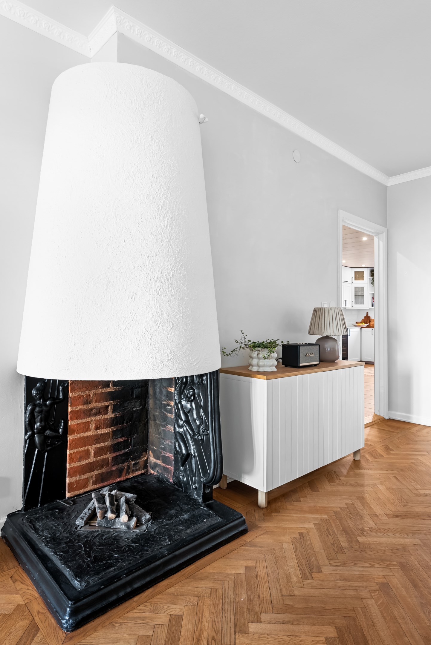 Vacker öppen spis med fina detaljer går dock ej att elda i den