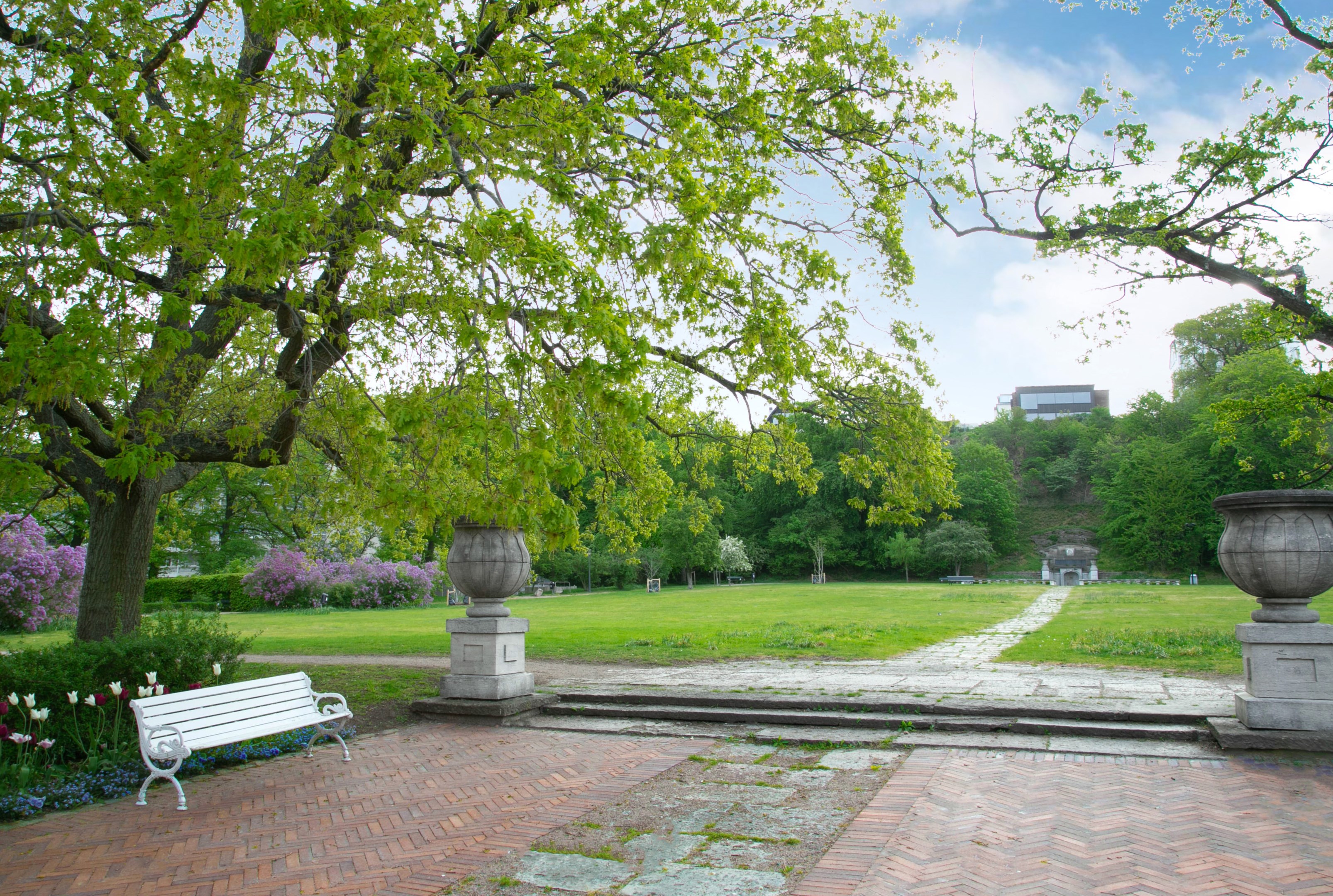 Rakt över gatan finns denna ljuvliga park