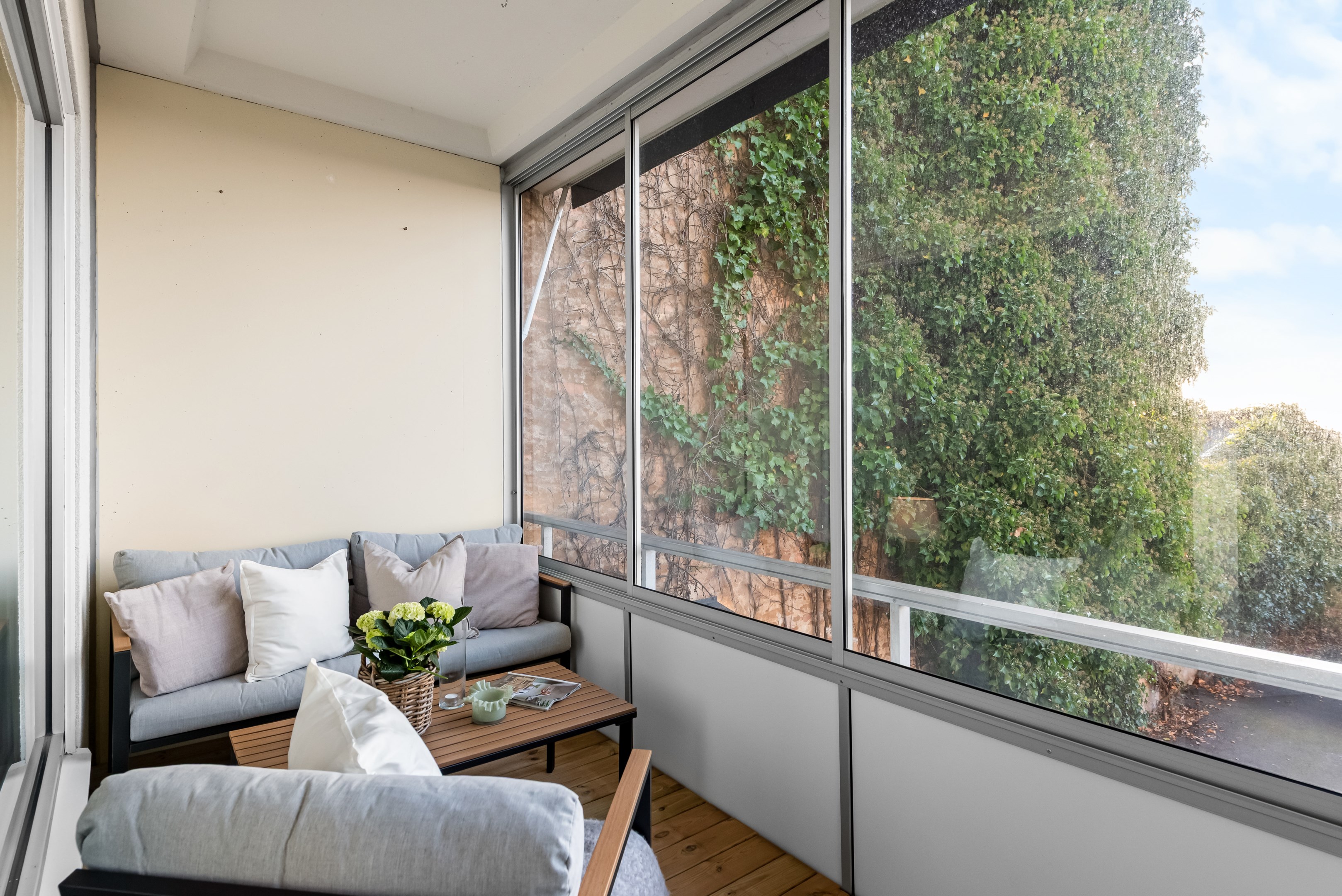 Inglasad balkong med förhöjd del vid burspråket