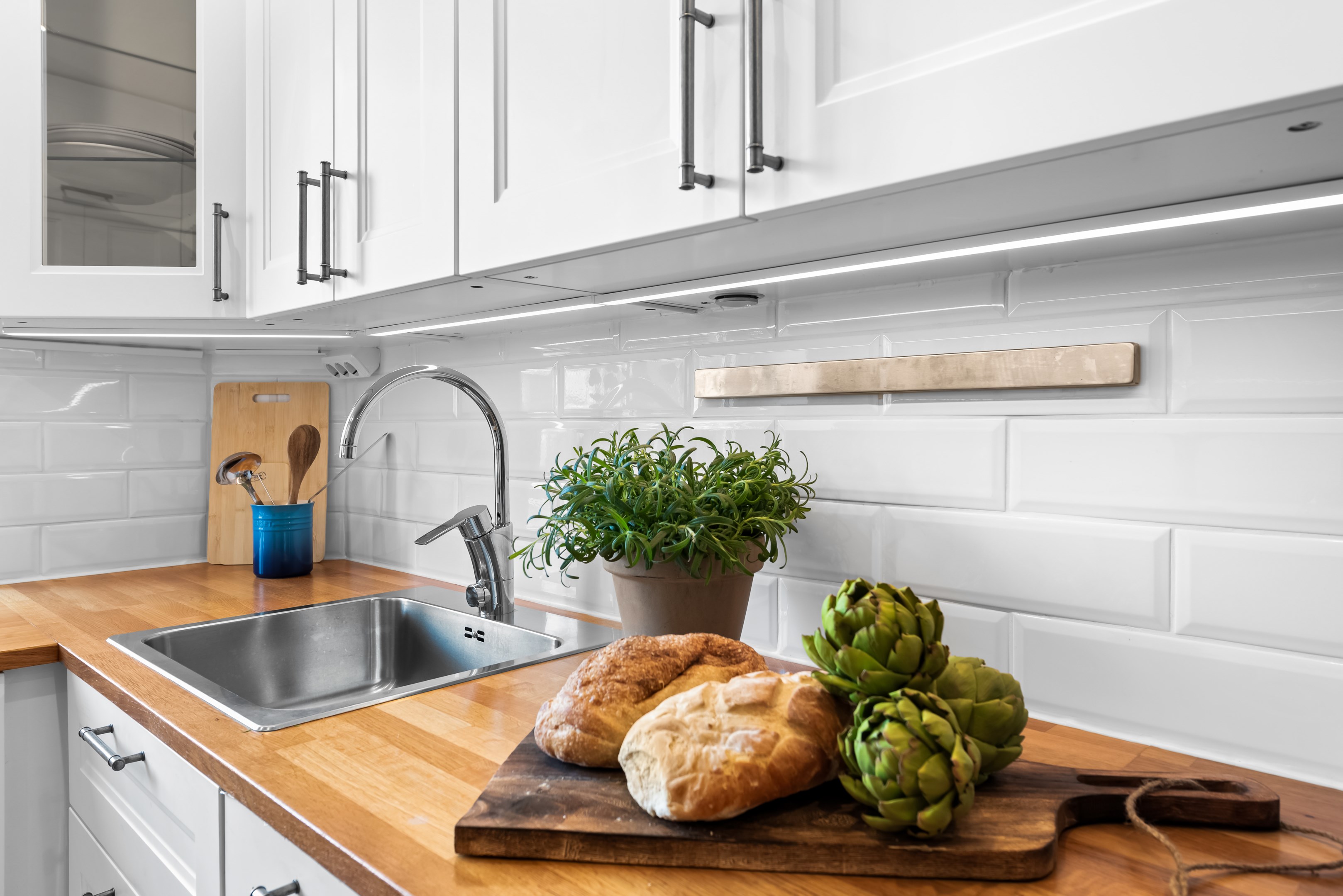 Spotlights i tak och belysning under skåp