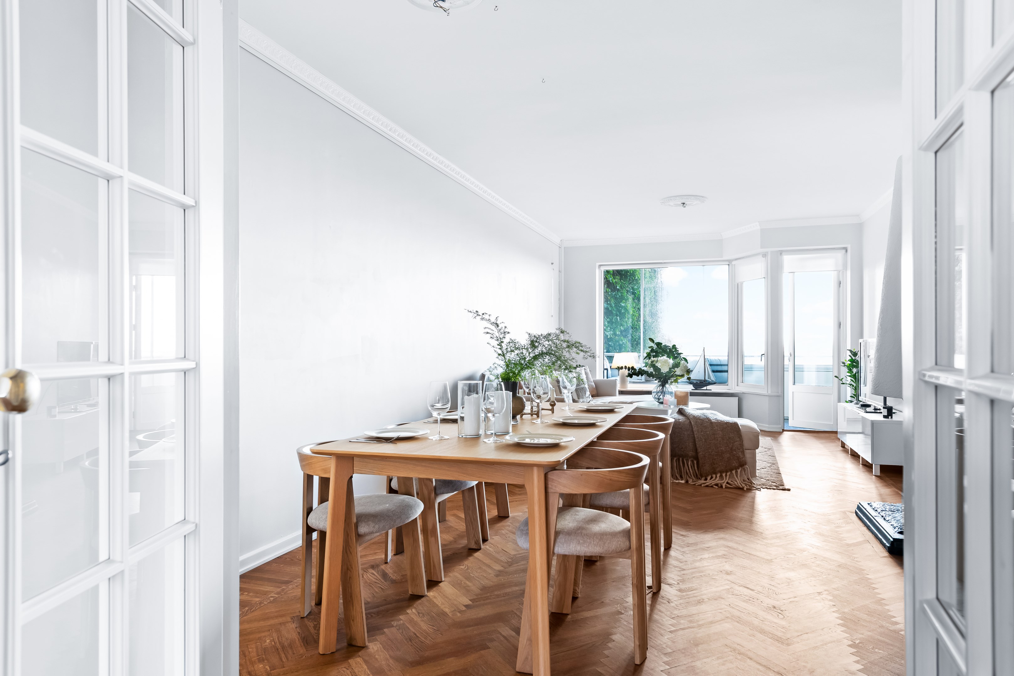 Stort vardagsrum med mycket yta