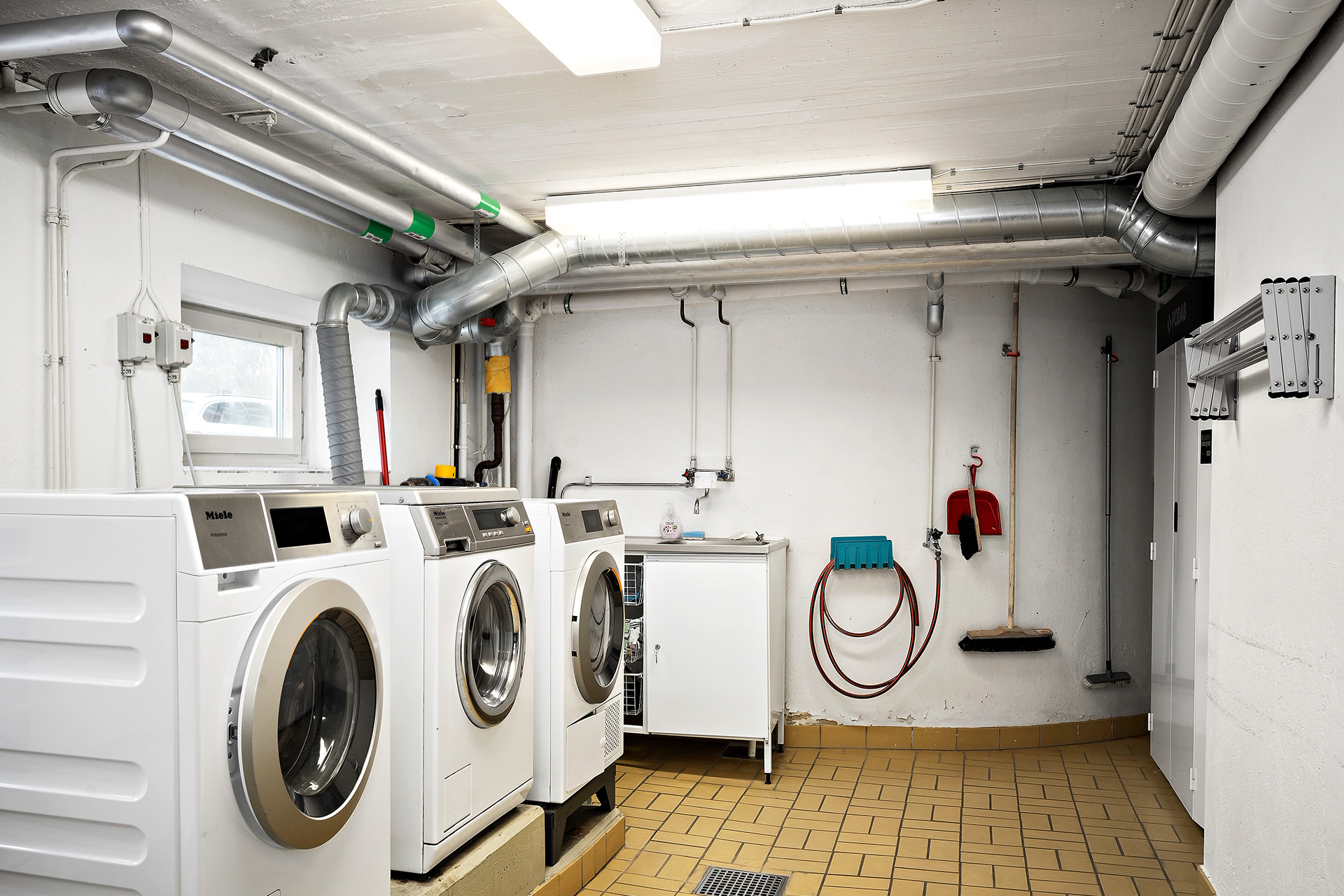 Tvättstuga med fina maskiner