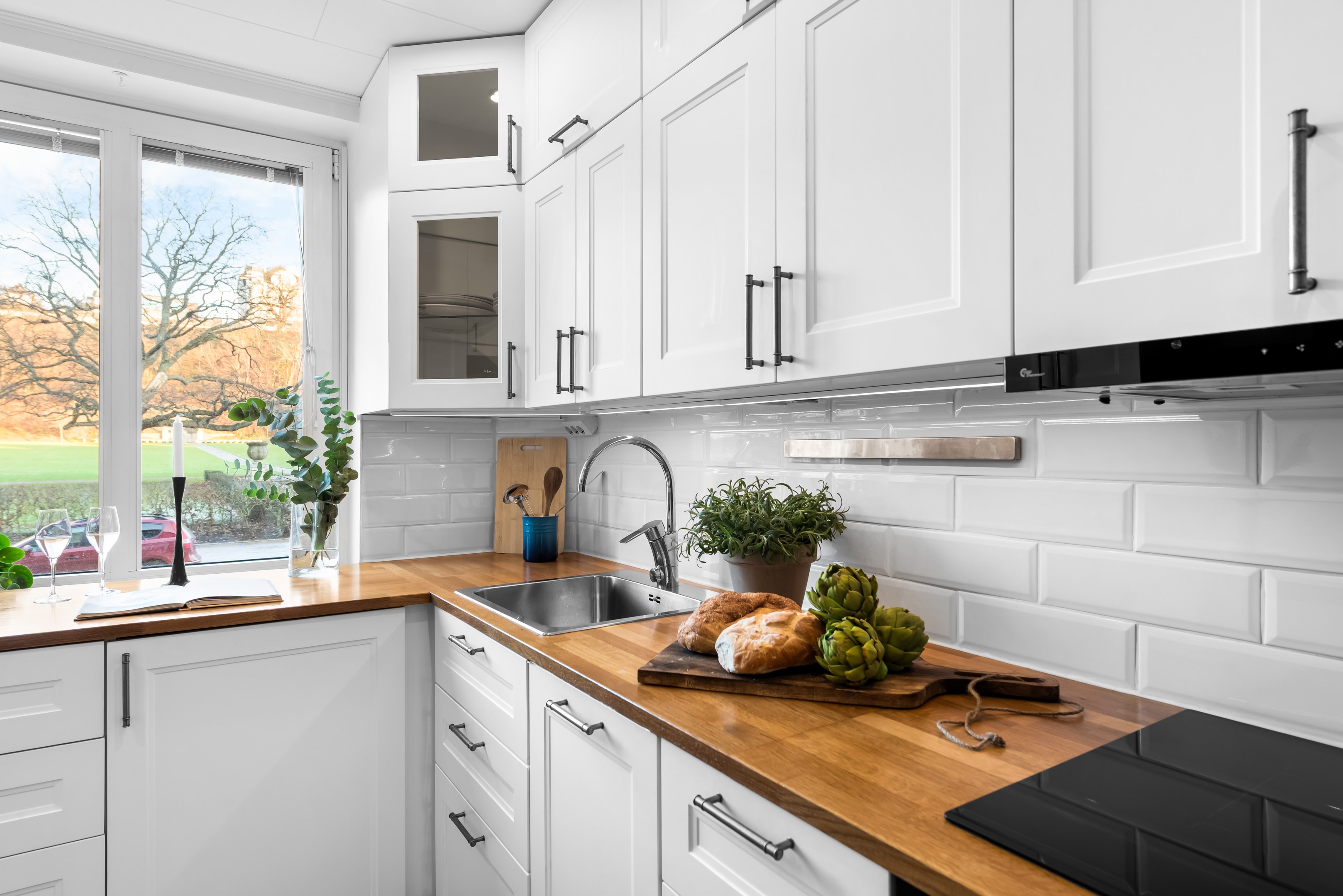 Ett kök med mycket bänkyta