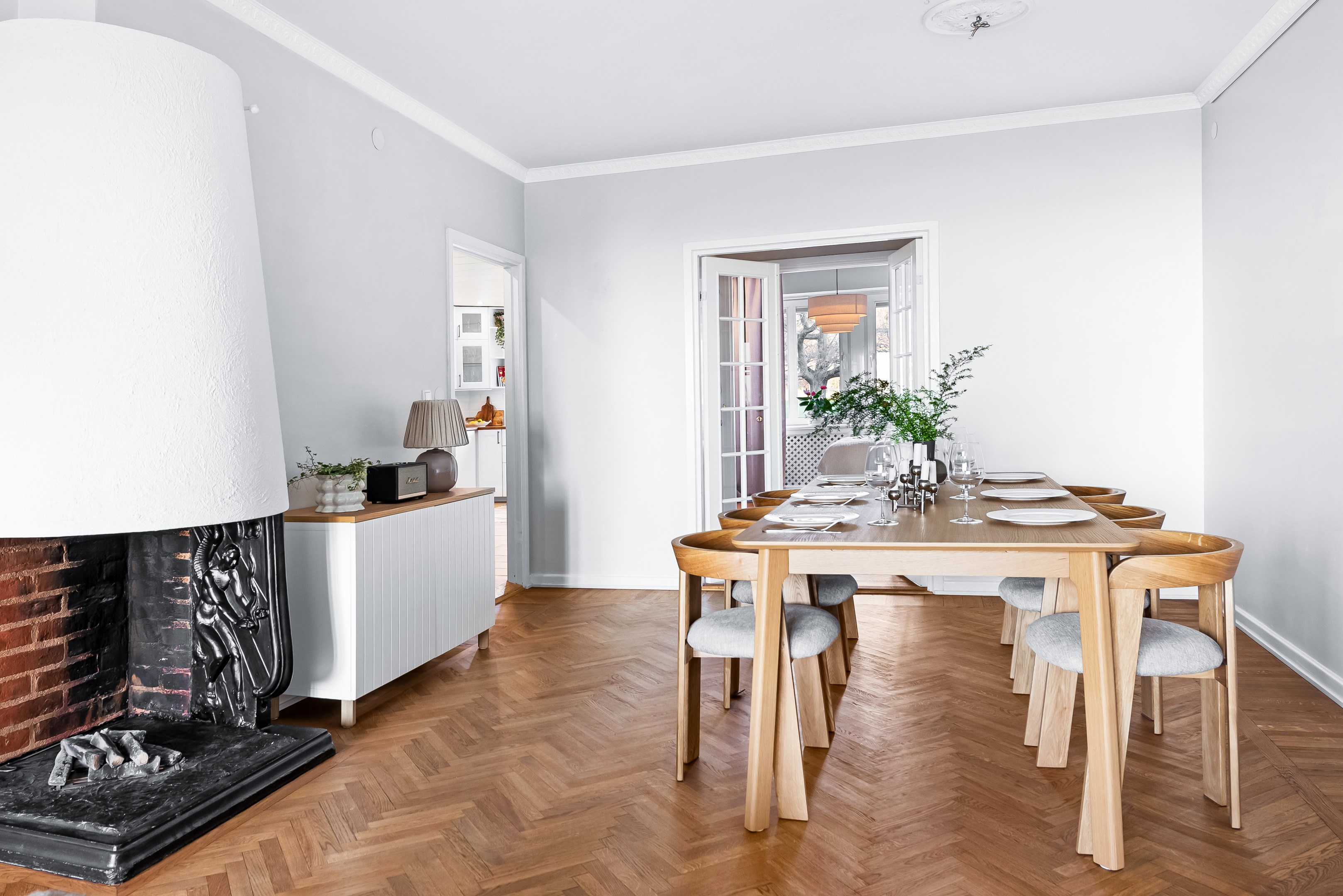 Vardagsrum med vy mot sovrum och hall/kök