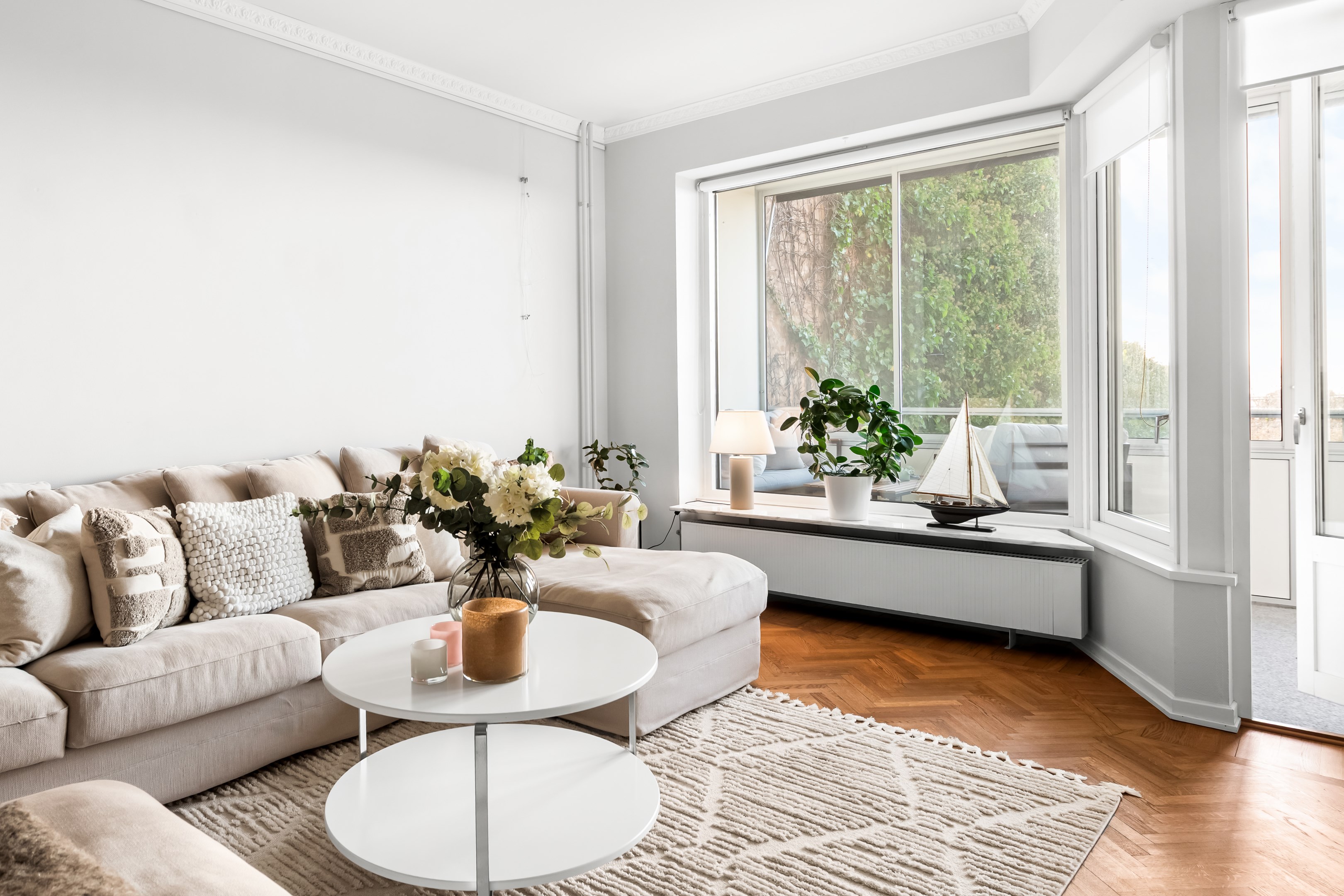 Trevligt burspråk som ger fint ljus med inglasad balkong utanför