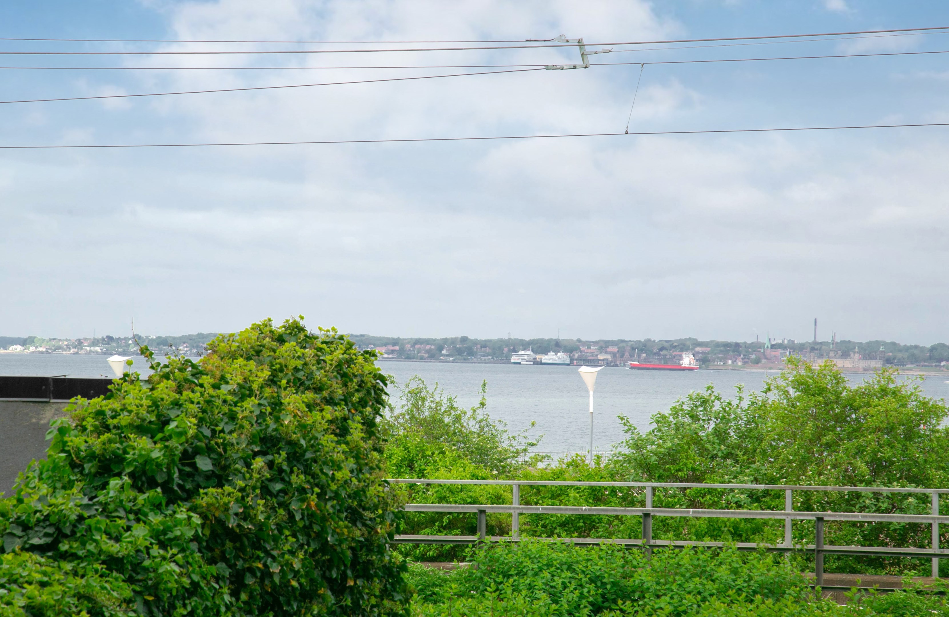 Här njuter med närhet av sundet