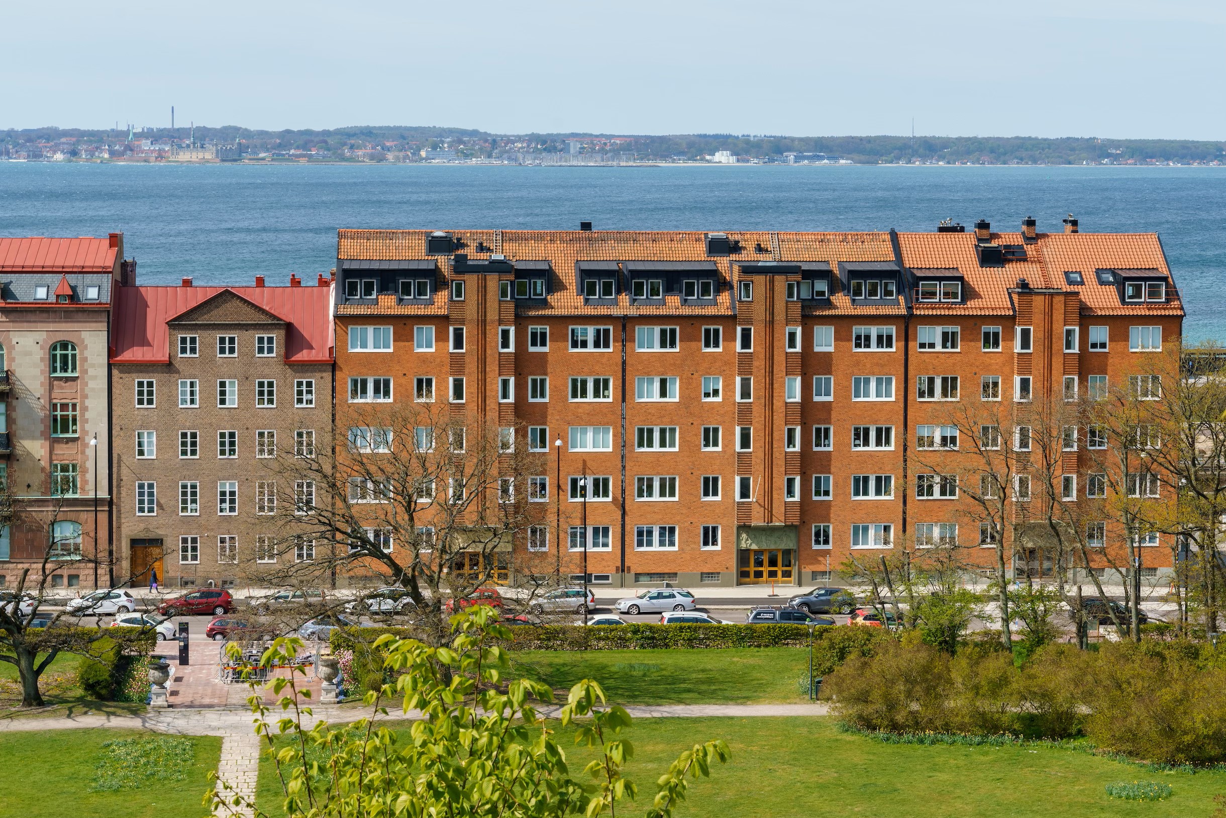 Vackert hus med sundet och Danmark som granne