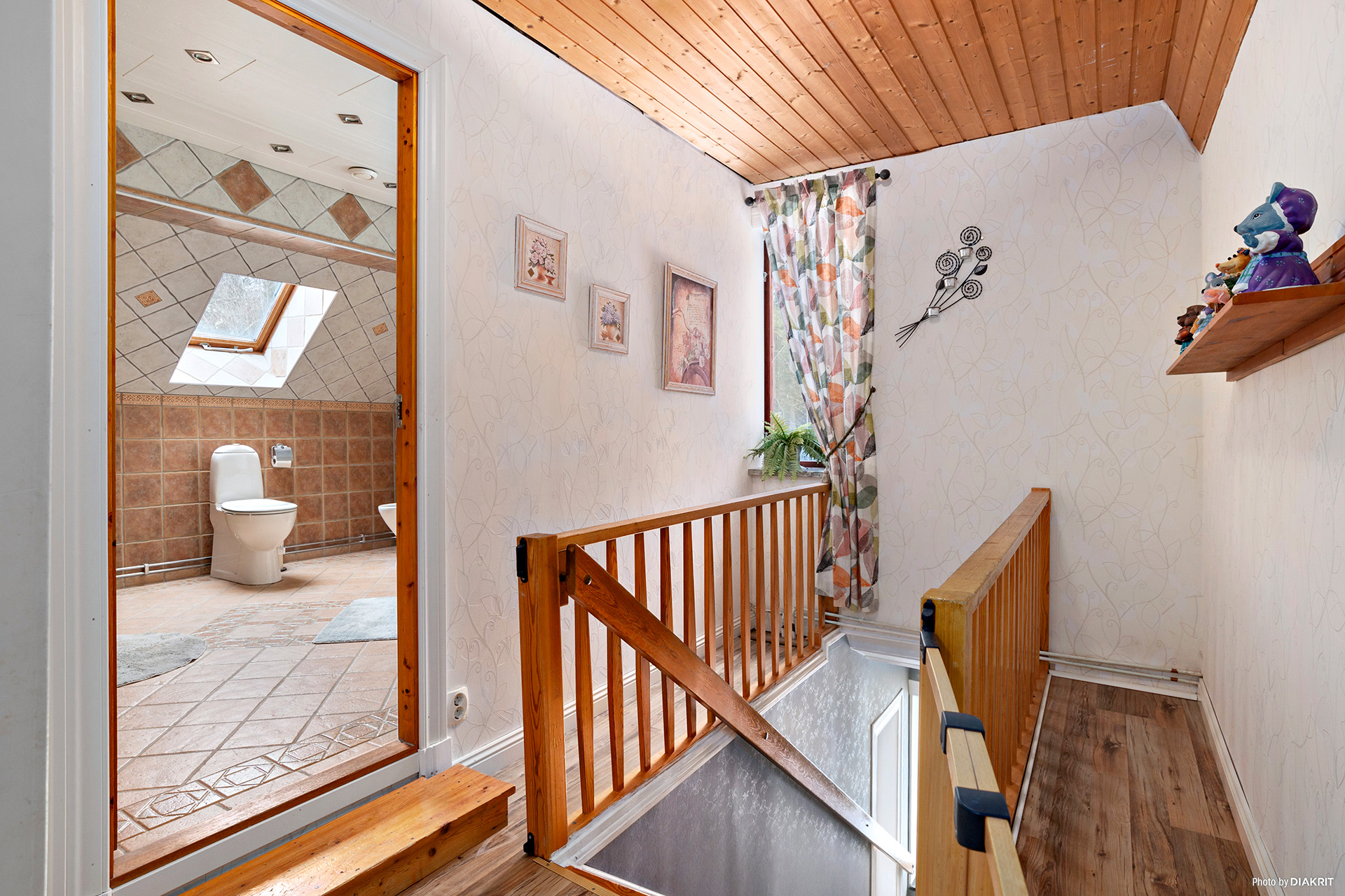 Här syns badrum från övre våningen