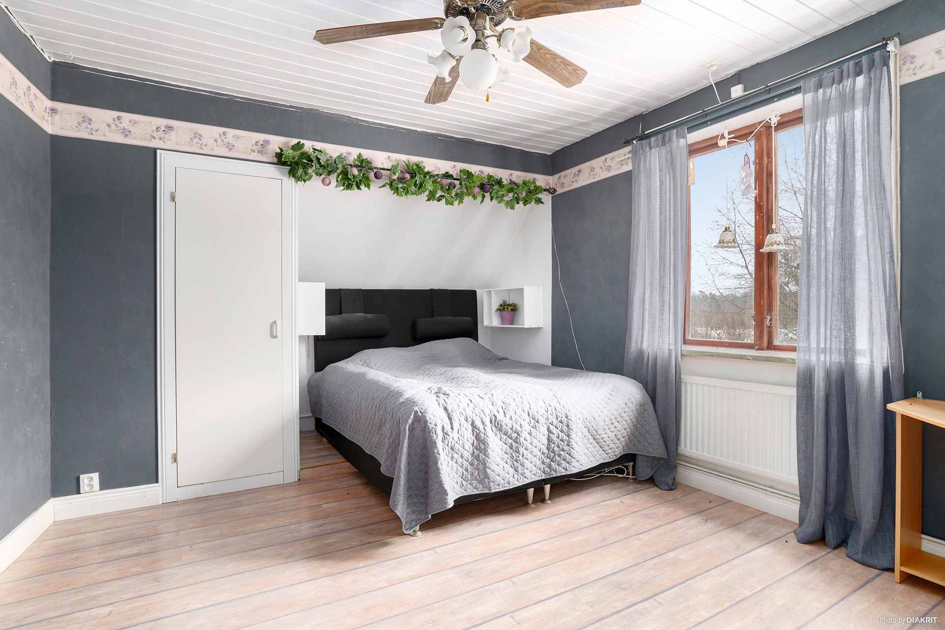 Gavelsovrum uppe med garderob