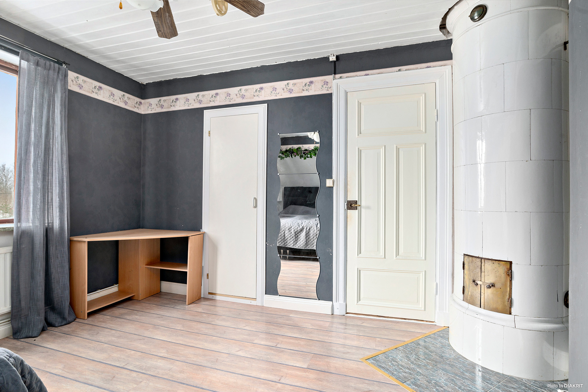 Sovrummet från annan vinkel, inkl kakelugn