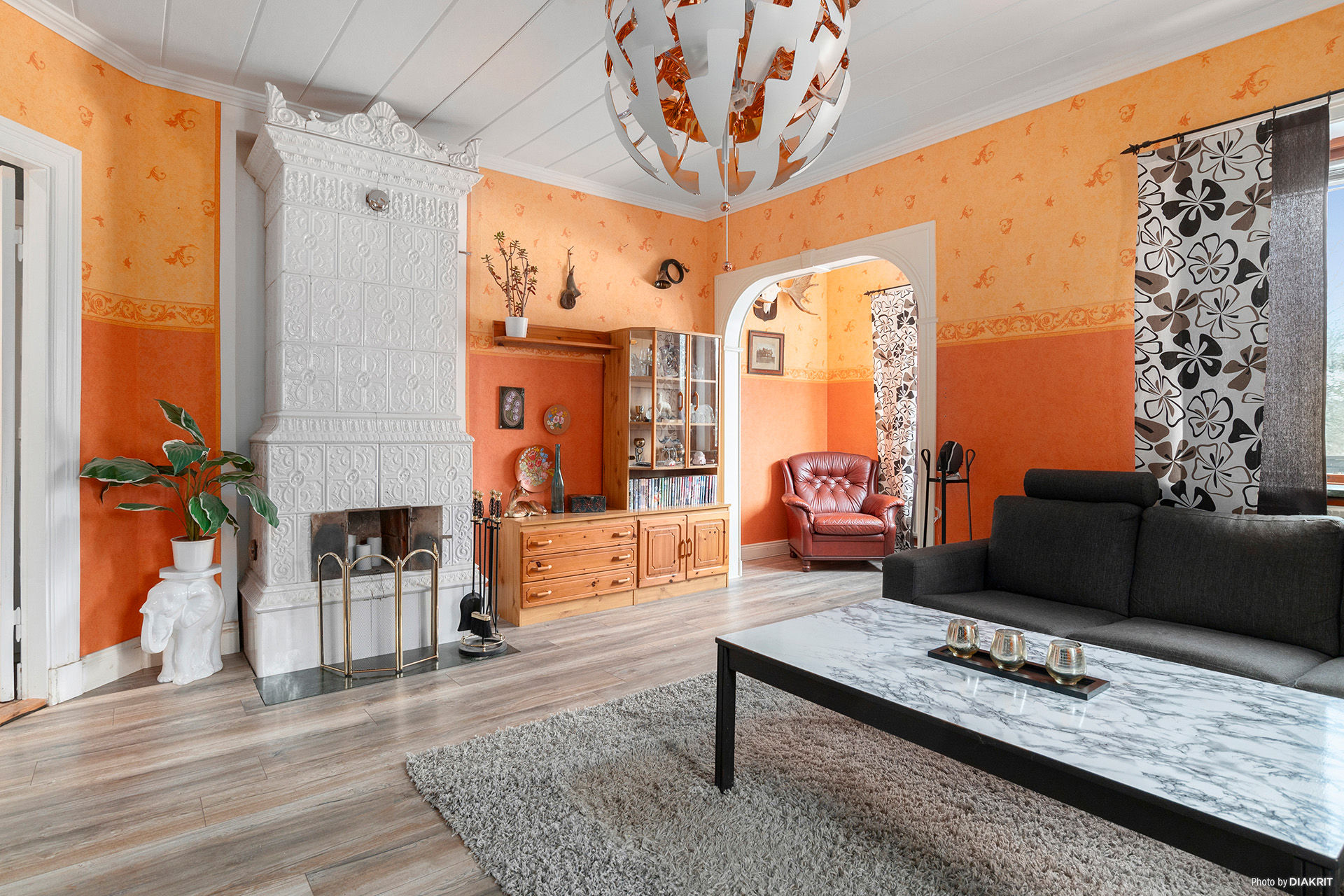 Vardagsrummets goa kakelugn