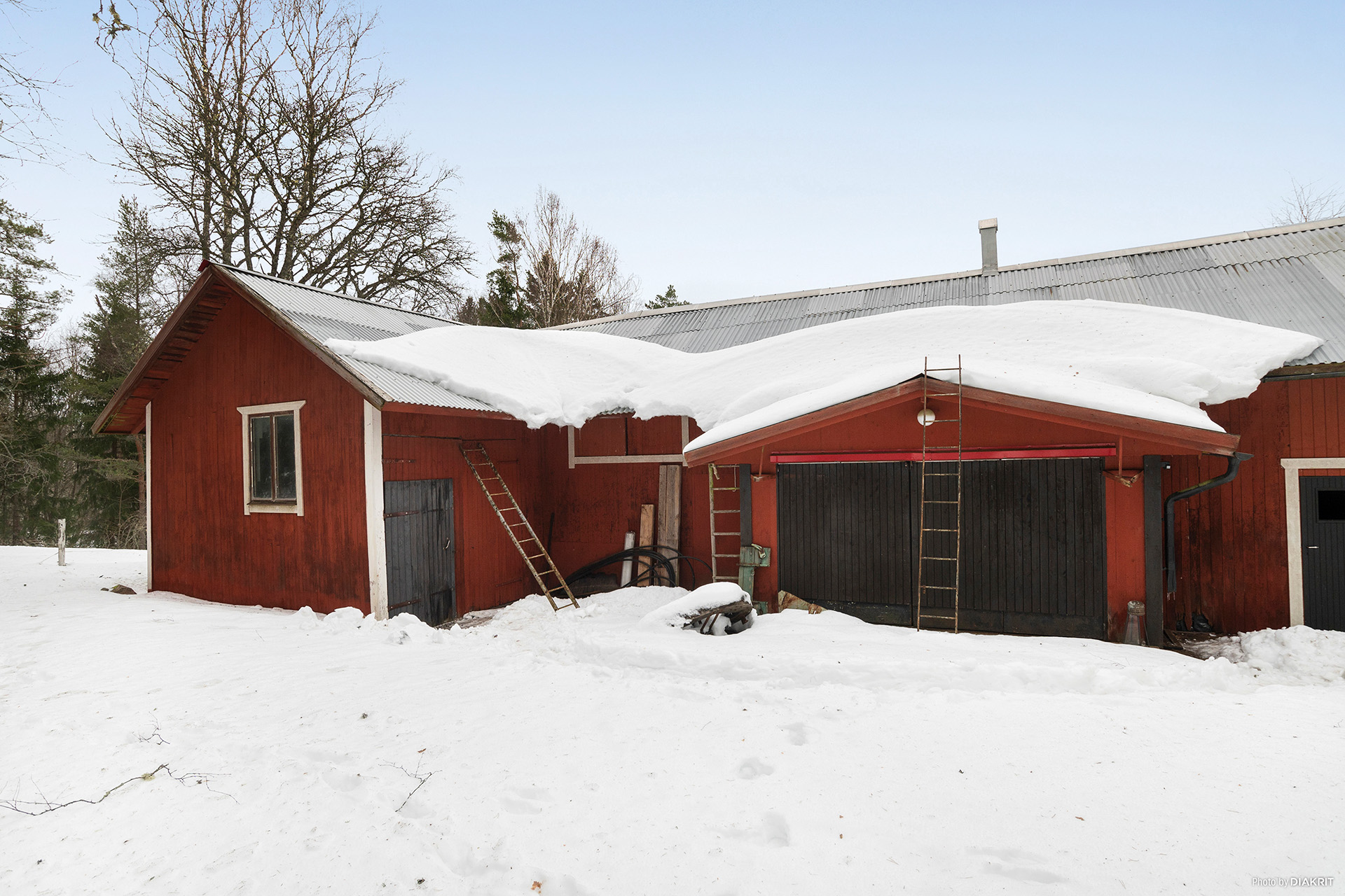 Tidigare stall och höloft, garage och extra förrådsutrymme