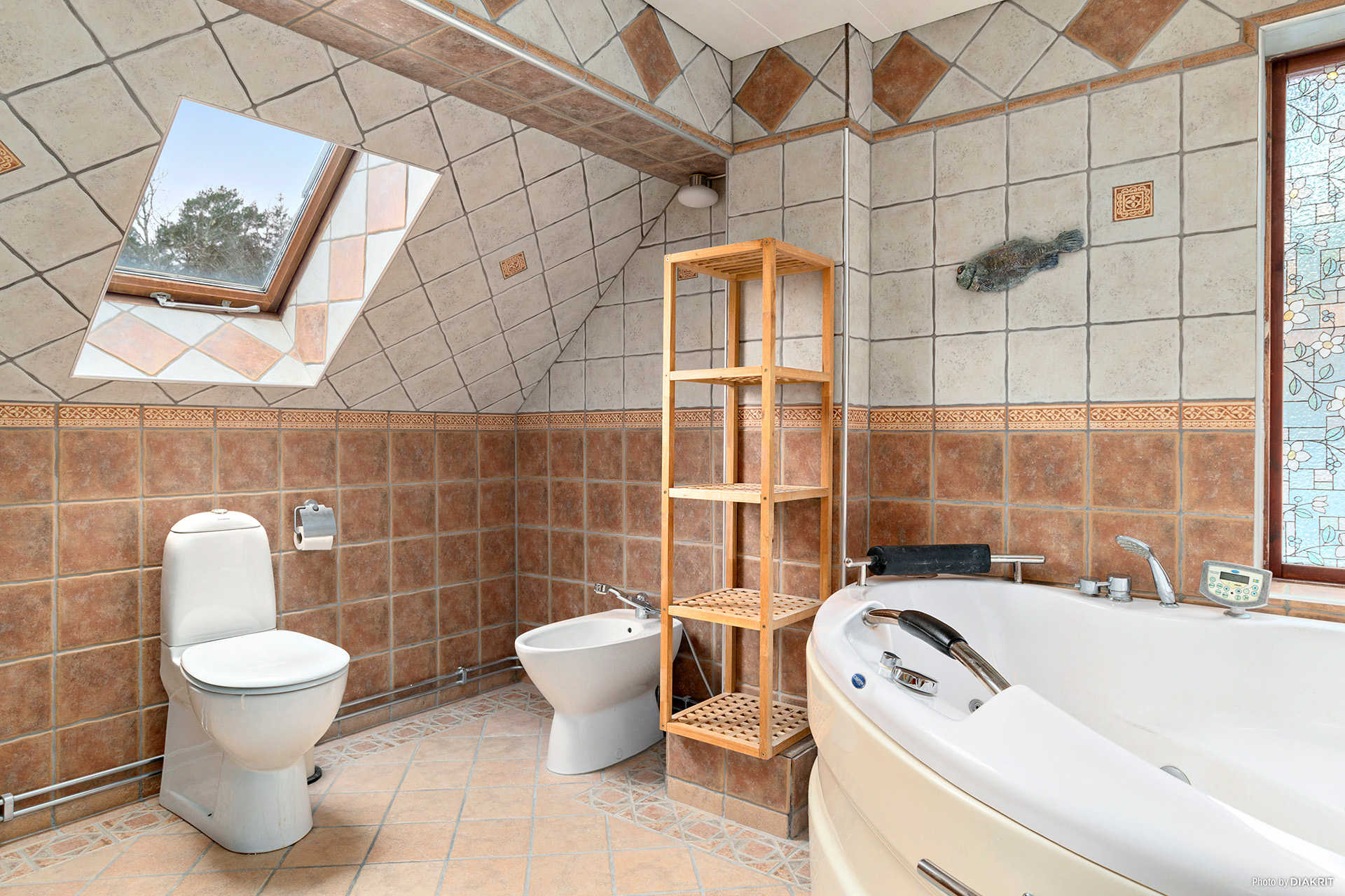 Stora badrummet på övre plan med hörnbadkar