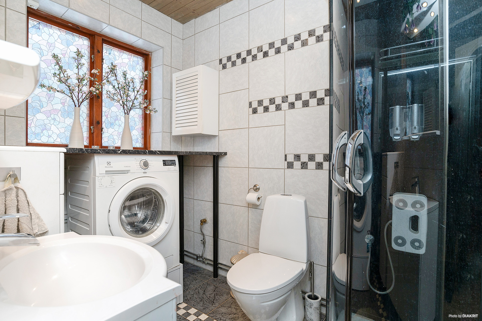 I tillbyggnaden finns ett badrum med dusch och tvättmaskin