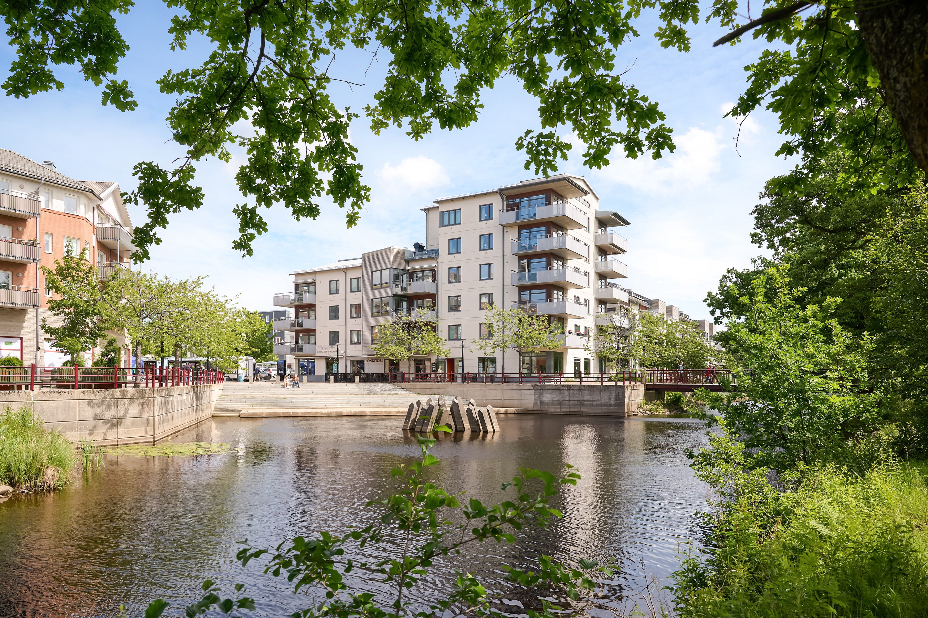 Mölnlycke centrum med sitt breda utbud och här finns tre olika matvaruaffärer