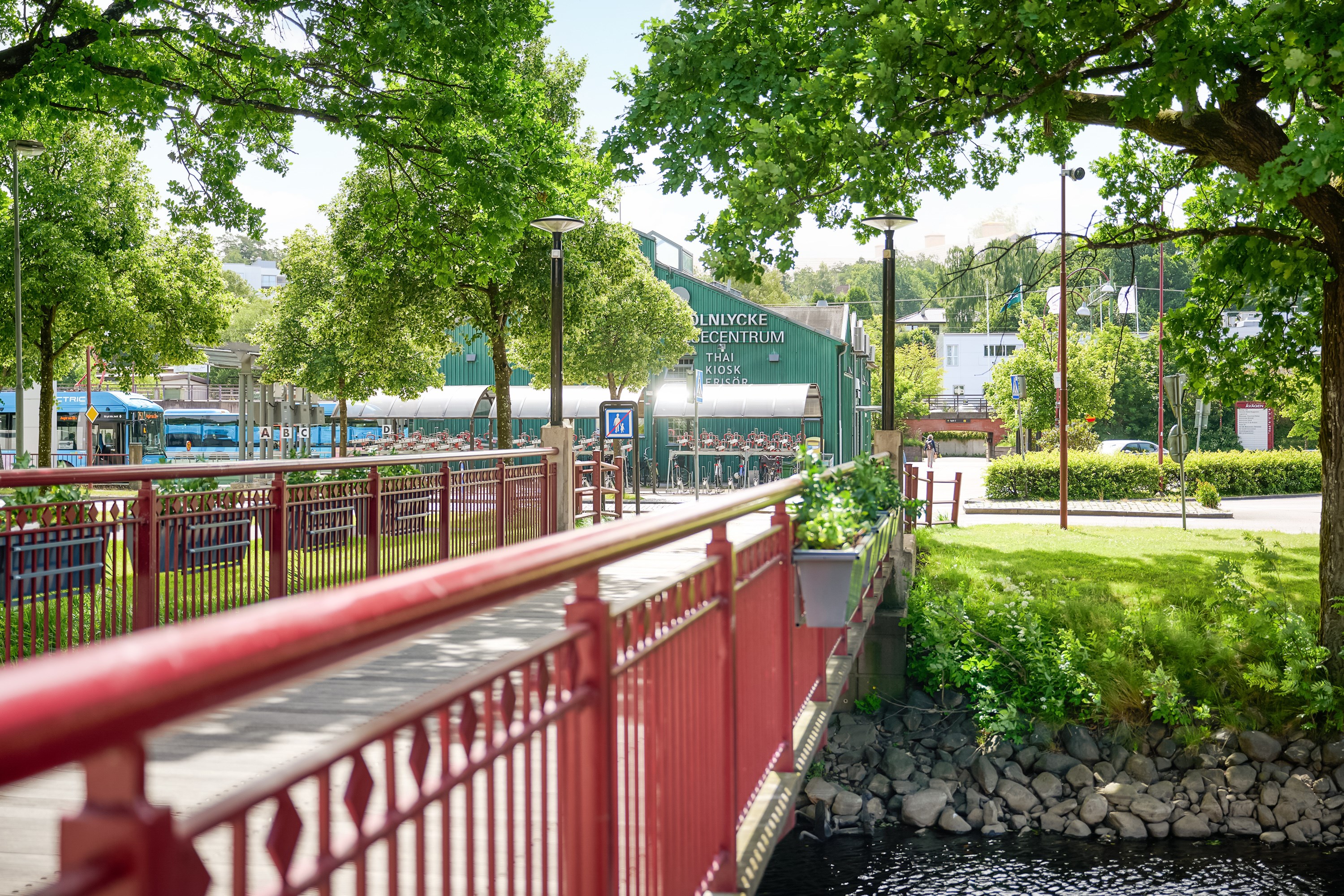 Resecentrum med mycket bra bussförbindelser både till Göteborg och Mölndal