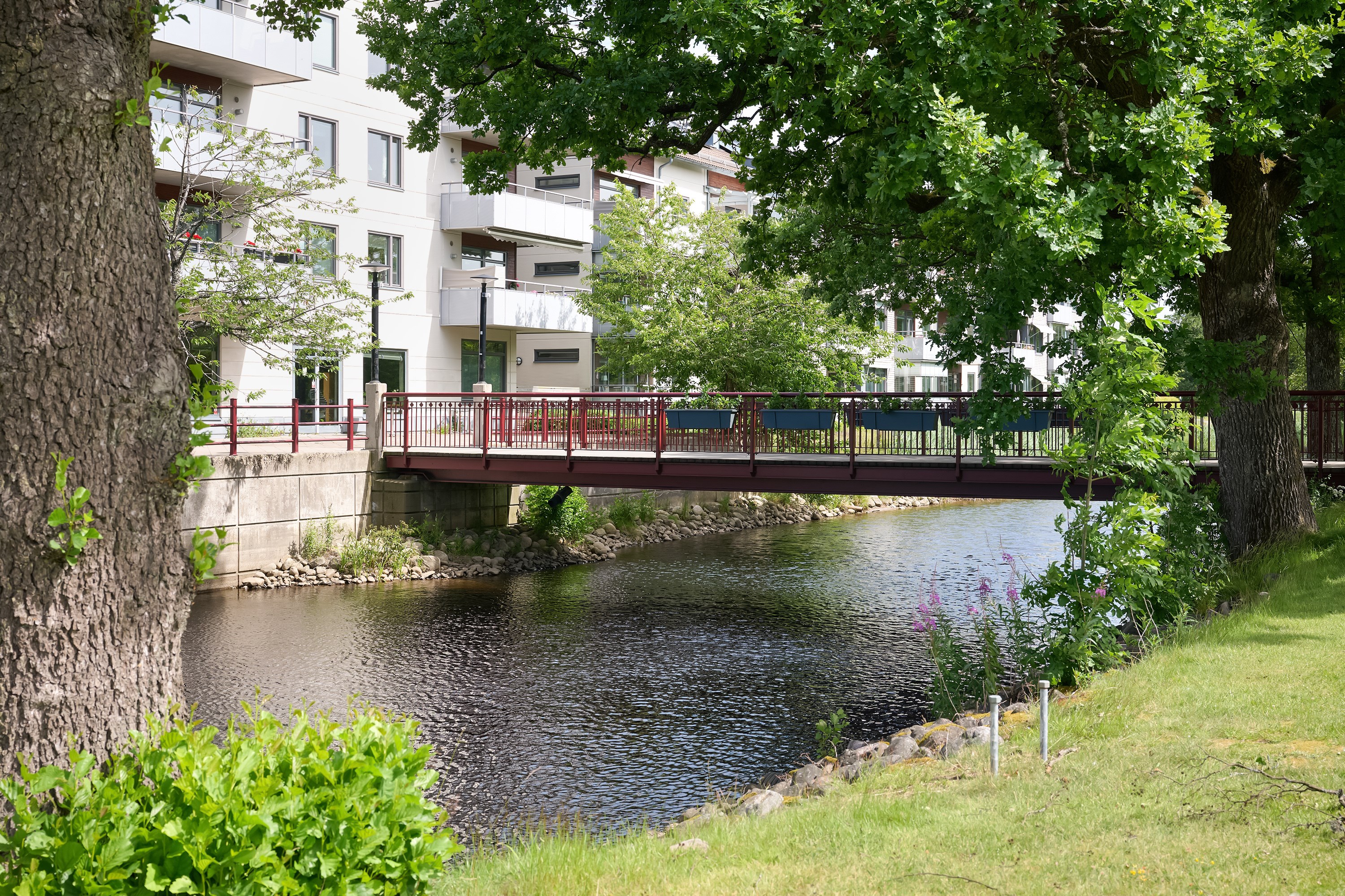 Natursköna omgivningar och för den aktive finns padelanläggning, tennisbanor och gymkedjan SATS