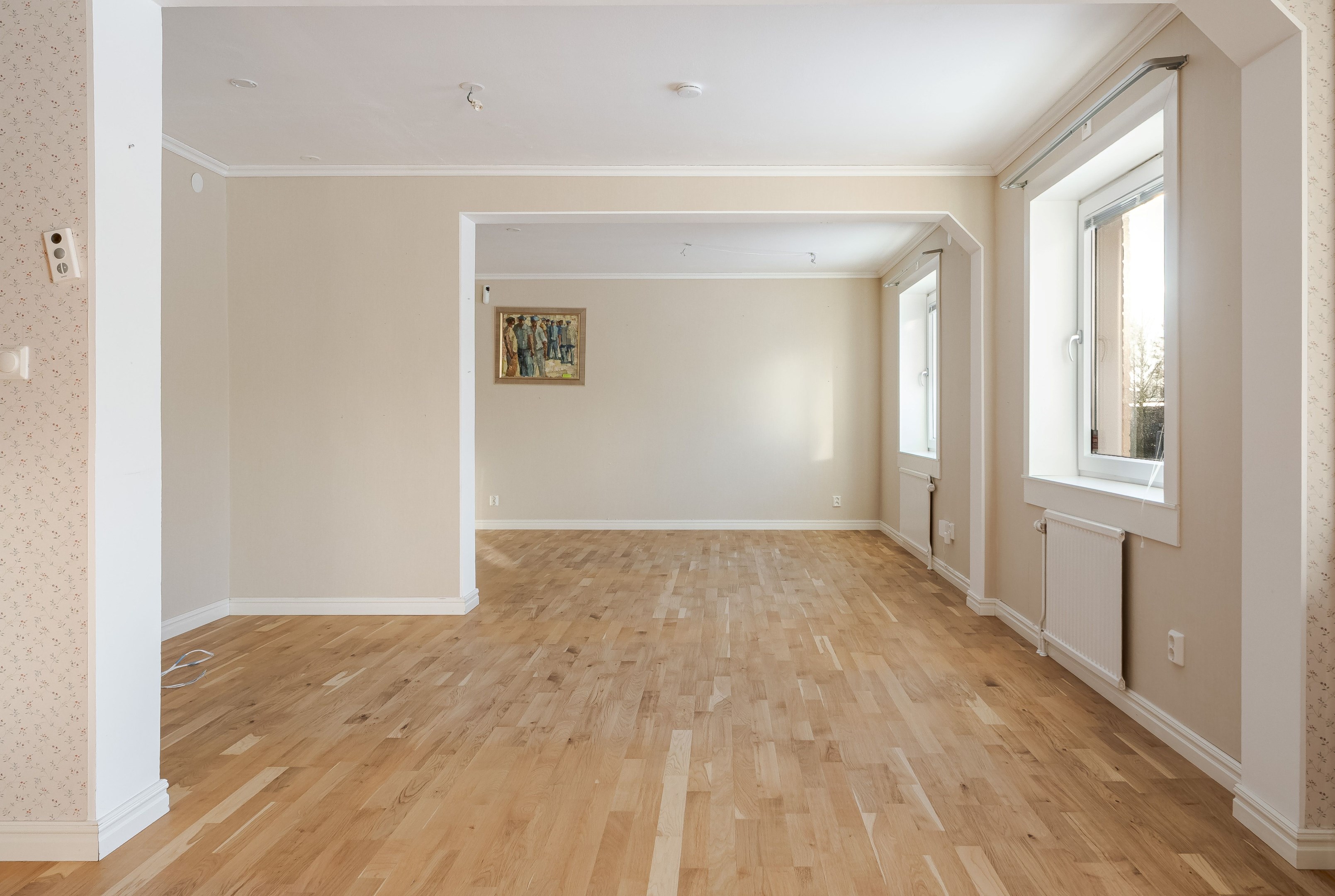 Öppen planlösning mellan kök, matrum och vardagsrum