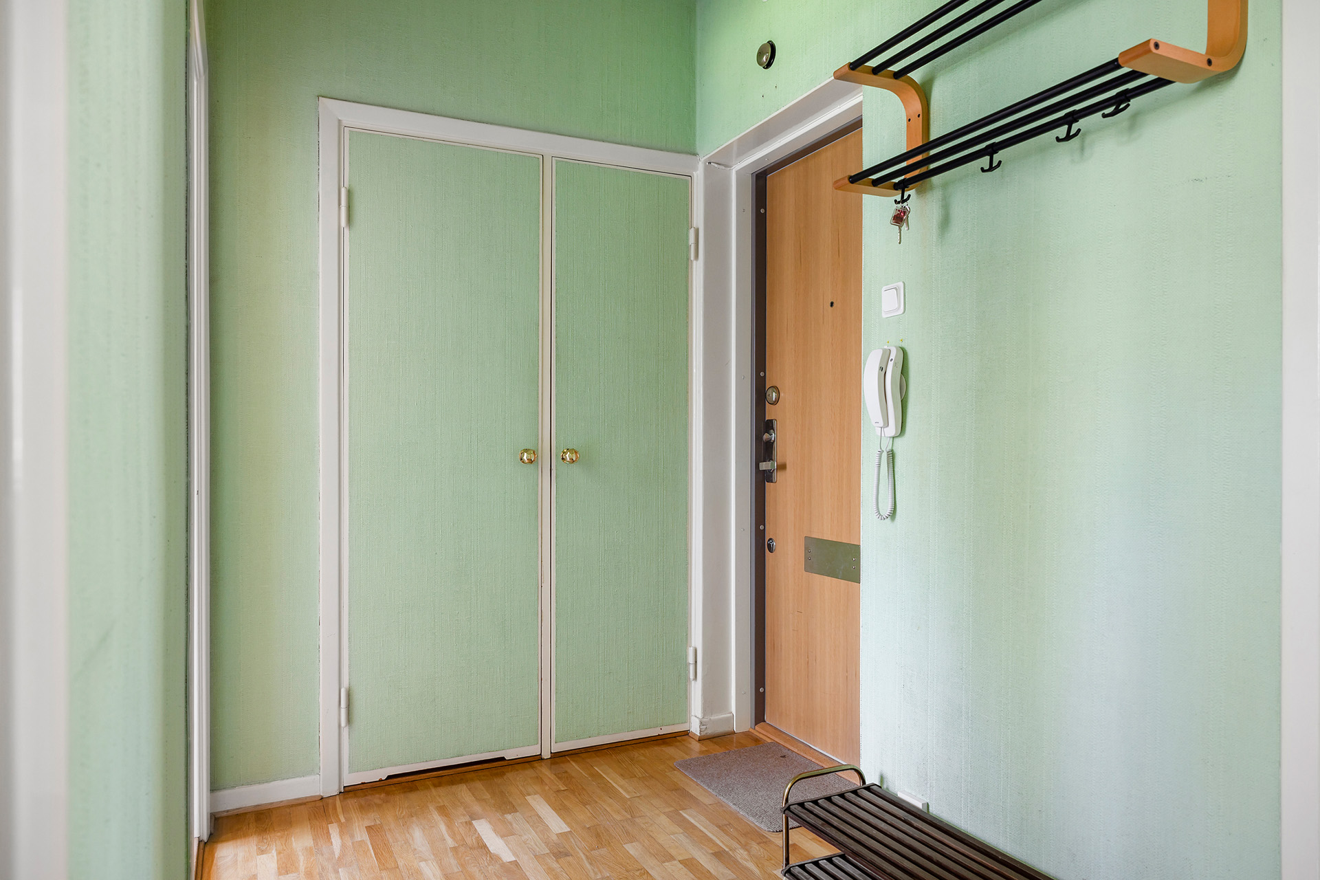 Hall med klädkammare