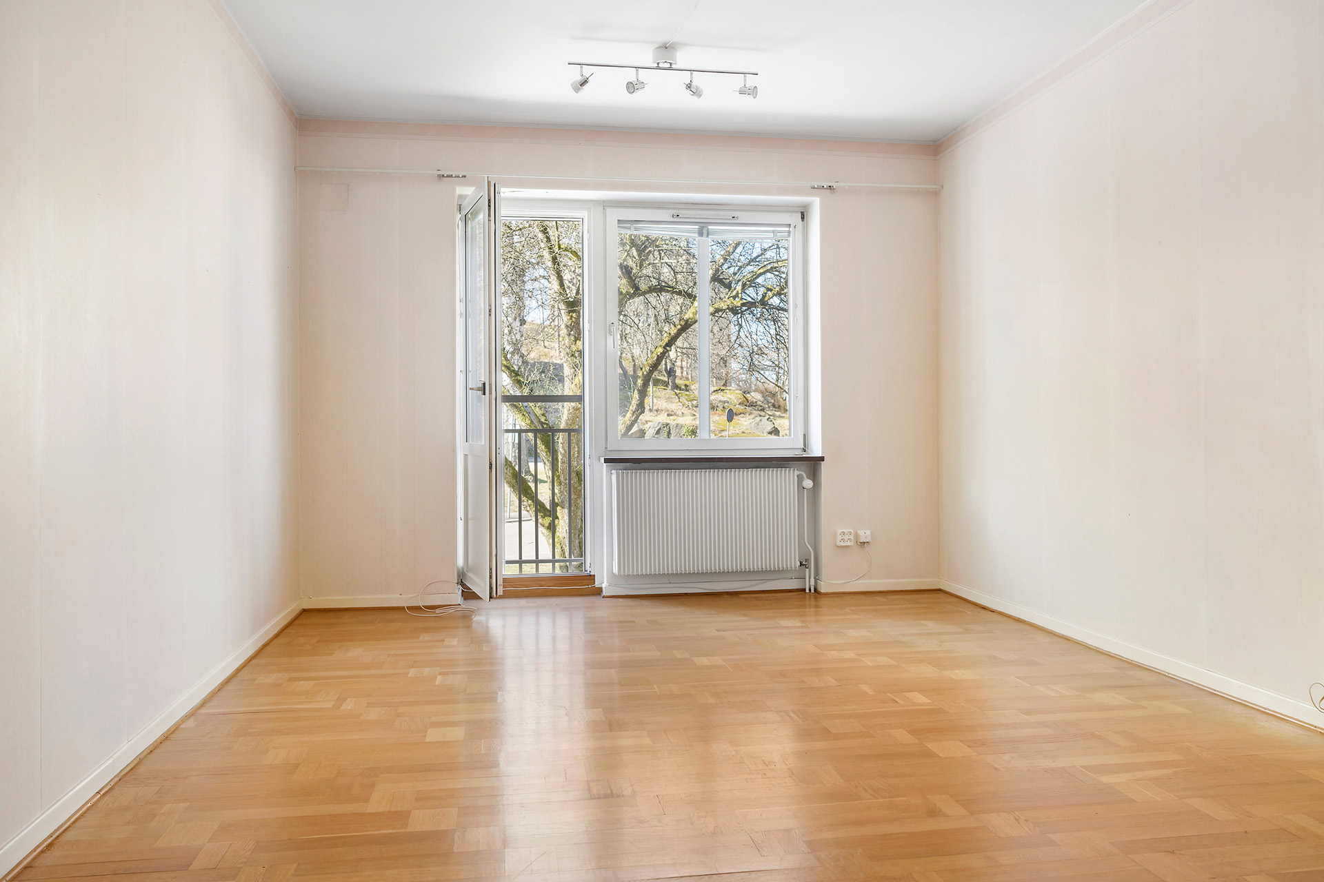 Vardagsrum med kvällssol