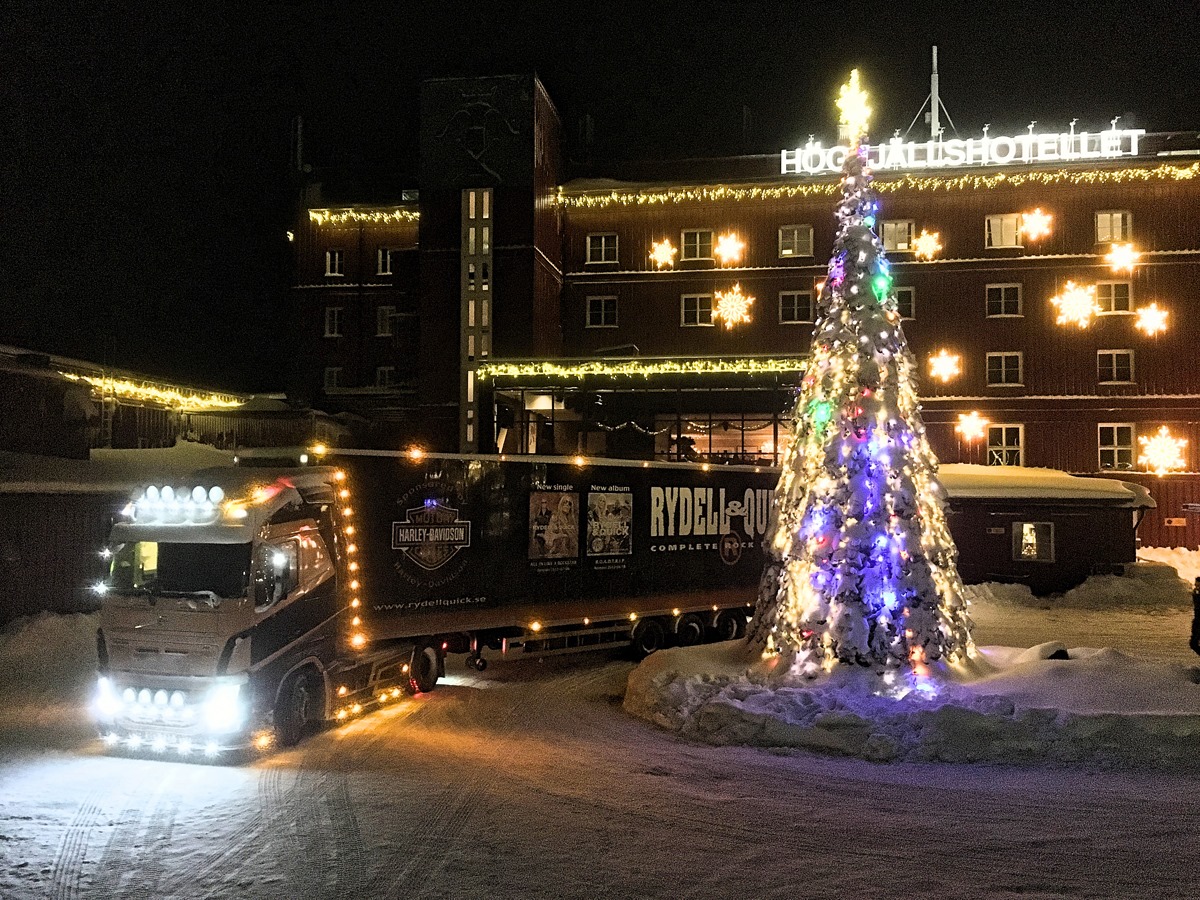 Högfjällshotellet i Sälen står i full vinterprakt – snön glittrar, ljusen skimrar