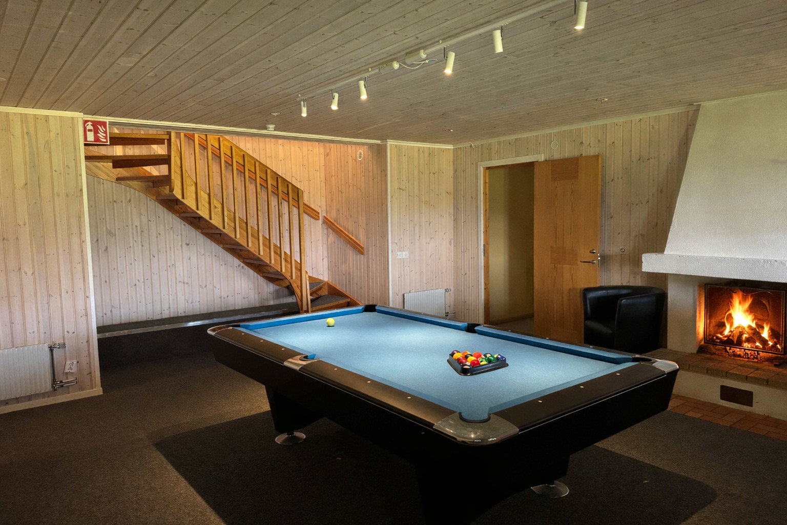 Eldstad. Gemneskap. Värme. Biljard.