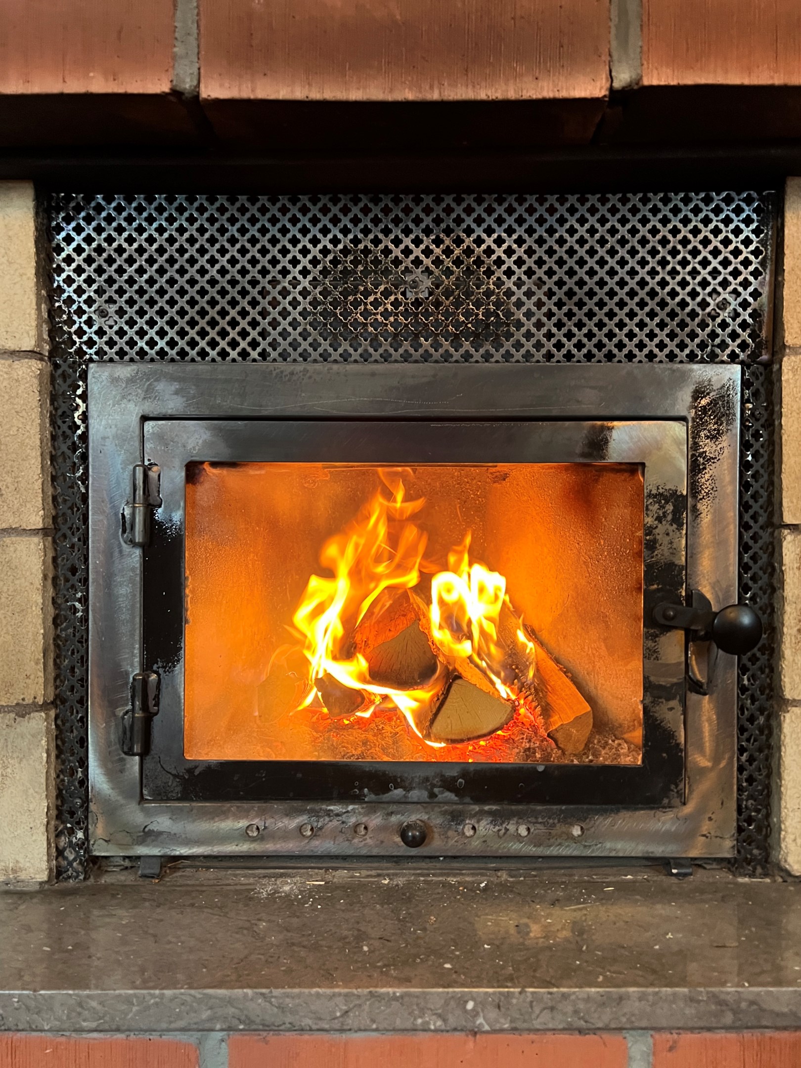 med effektiv och mysig öppen spis med insats