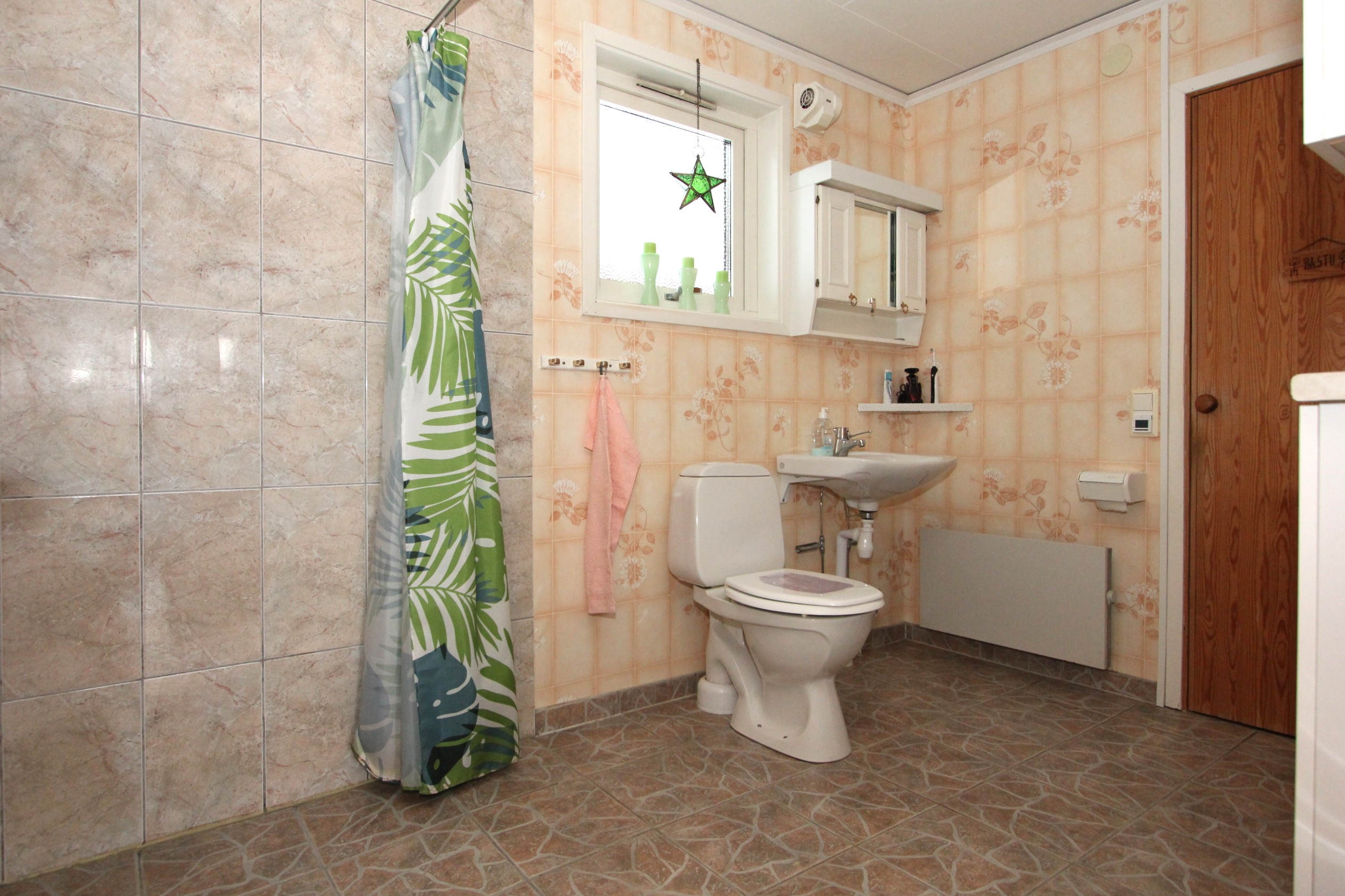 Rymligt fräscht badrum