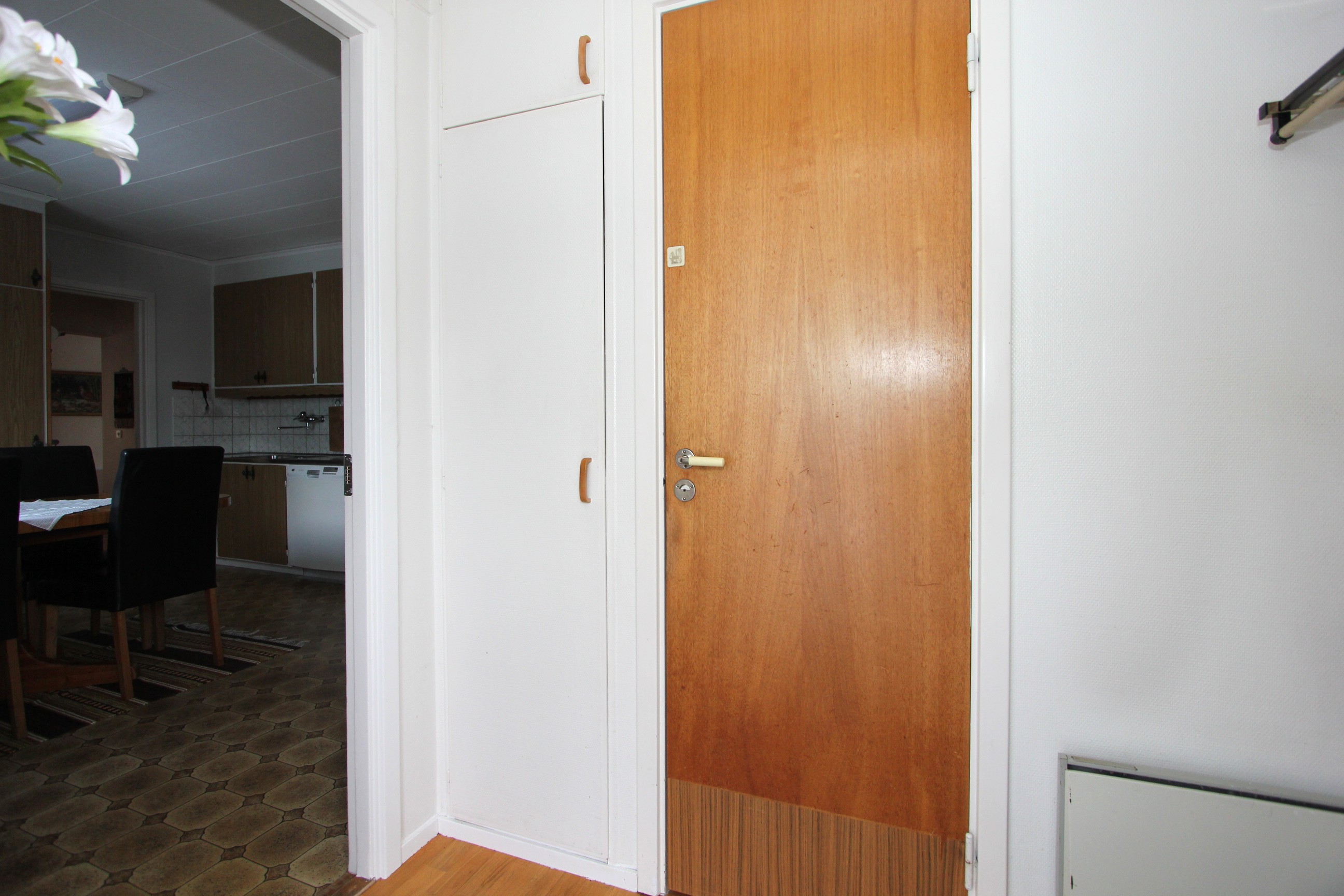 Groventré med dörr till wc