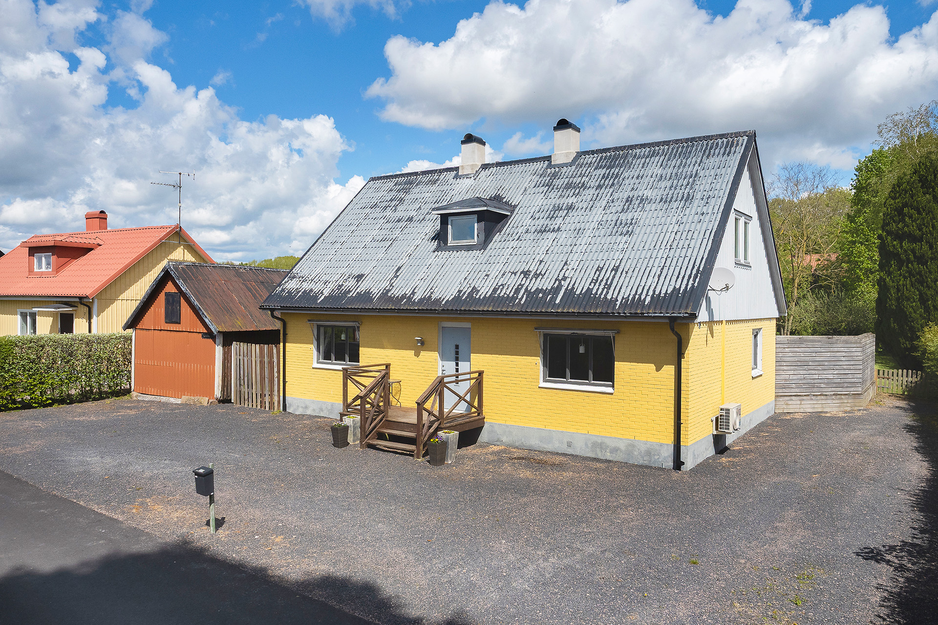 Husets framsida med mycket yta