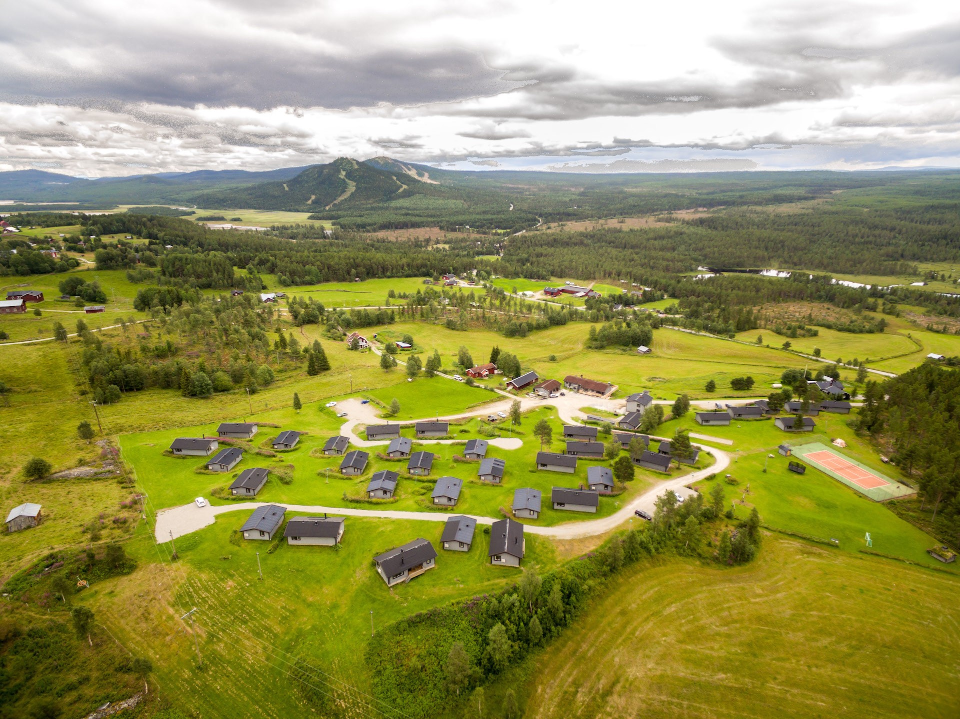Fjallbyn Flygfoto_sommar_Joachim_Lagercrantz