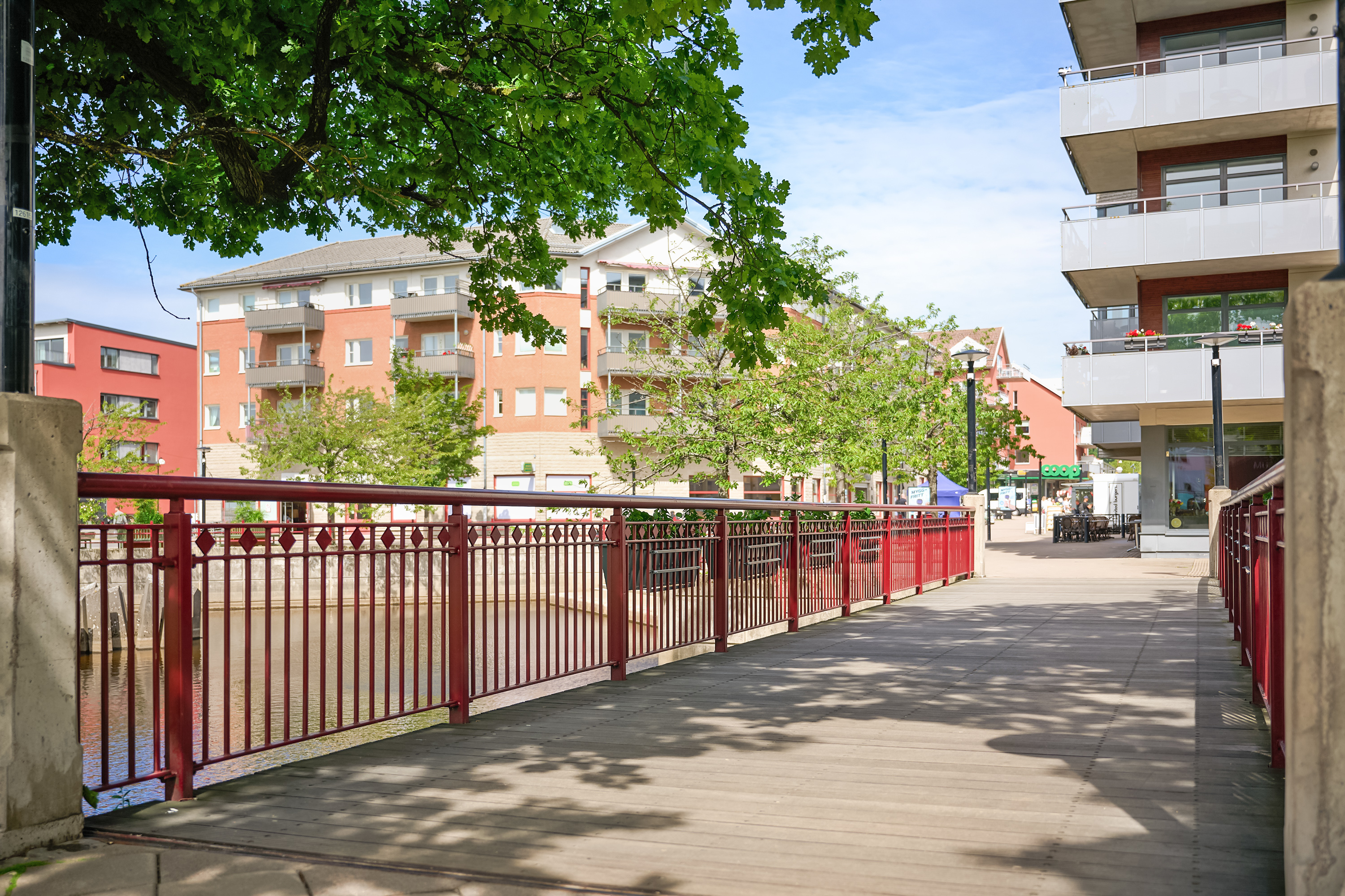 Här finns rikligt med restauranger och små mysiga butiker, torghandel och systembolag