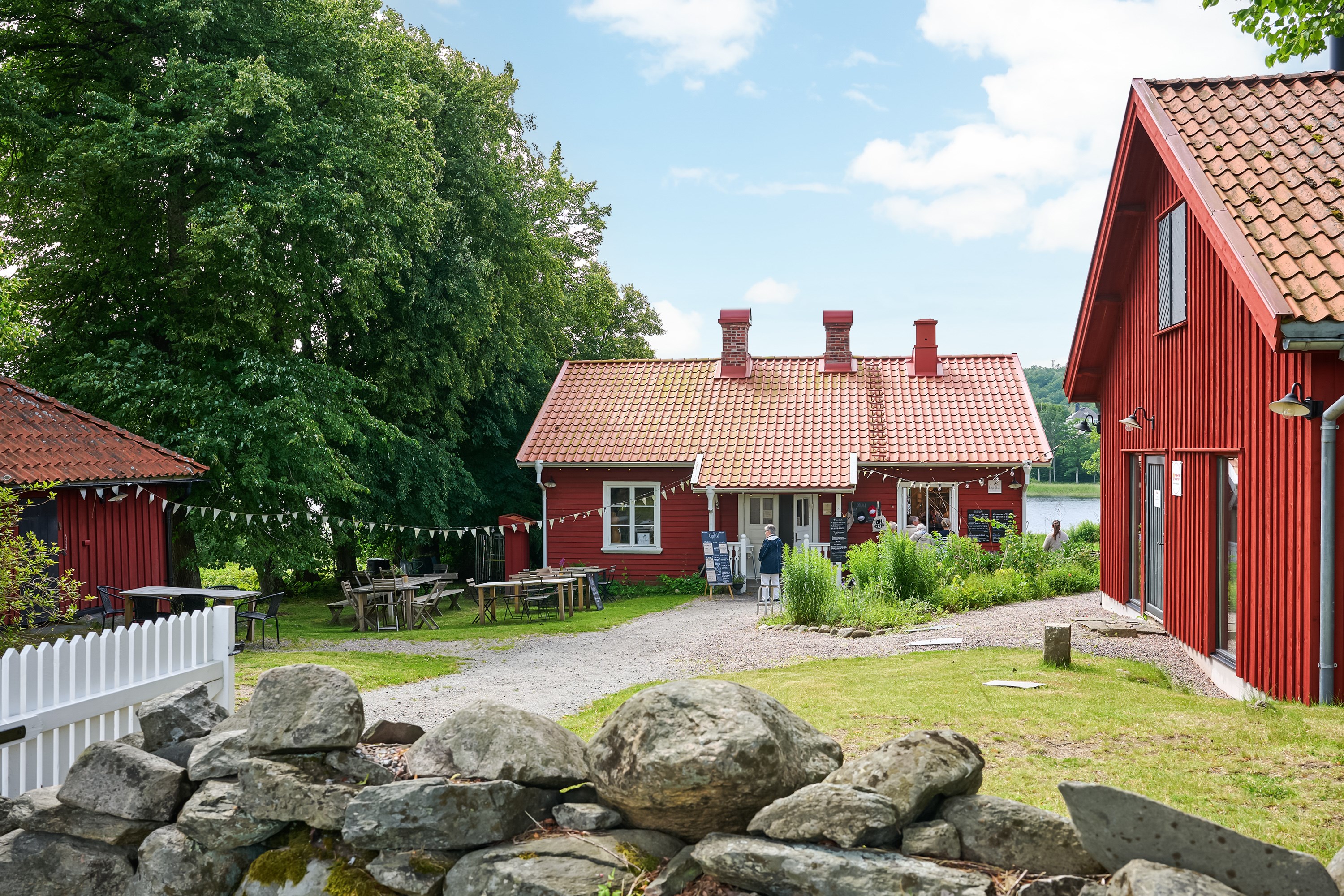 I lantlig miljö med utsikt över Rådasjön ligger det mysiga creperiet Crêpe et Ciel