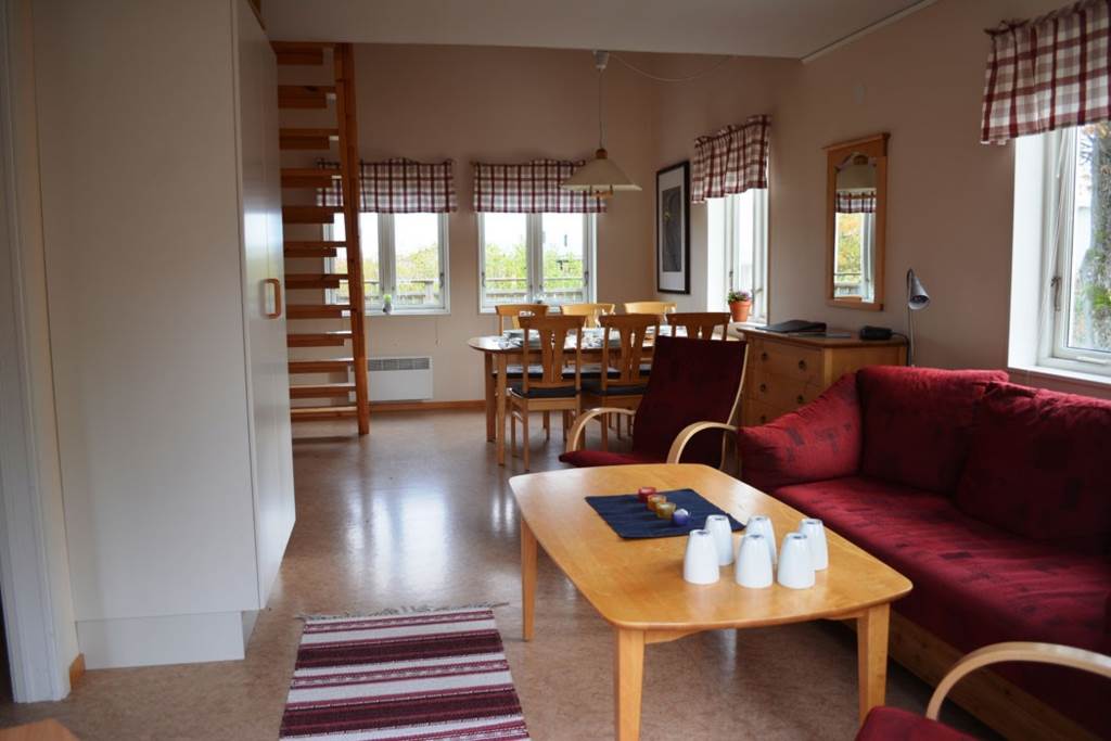 Lågupplöst Storstuga utgång till altan och balkong.