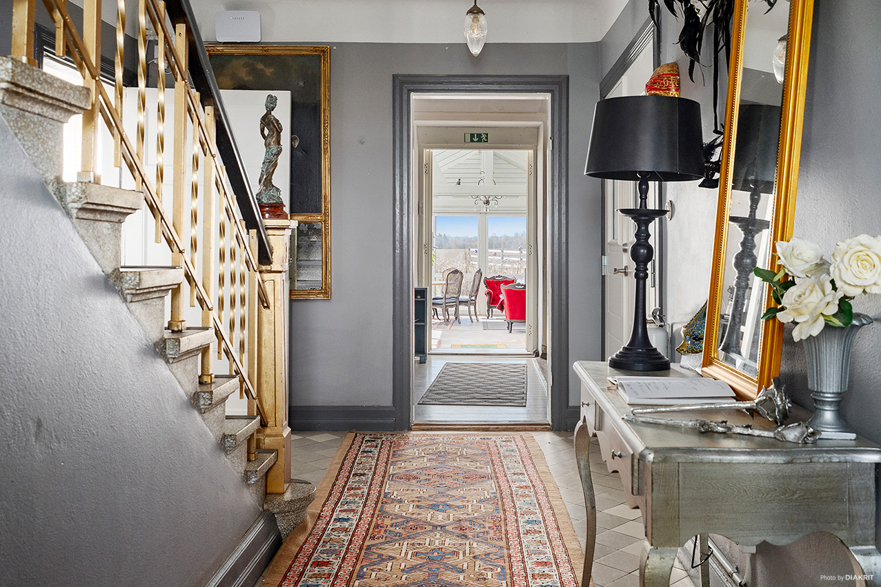 Hall och trappa på bottenplan