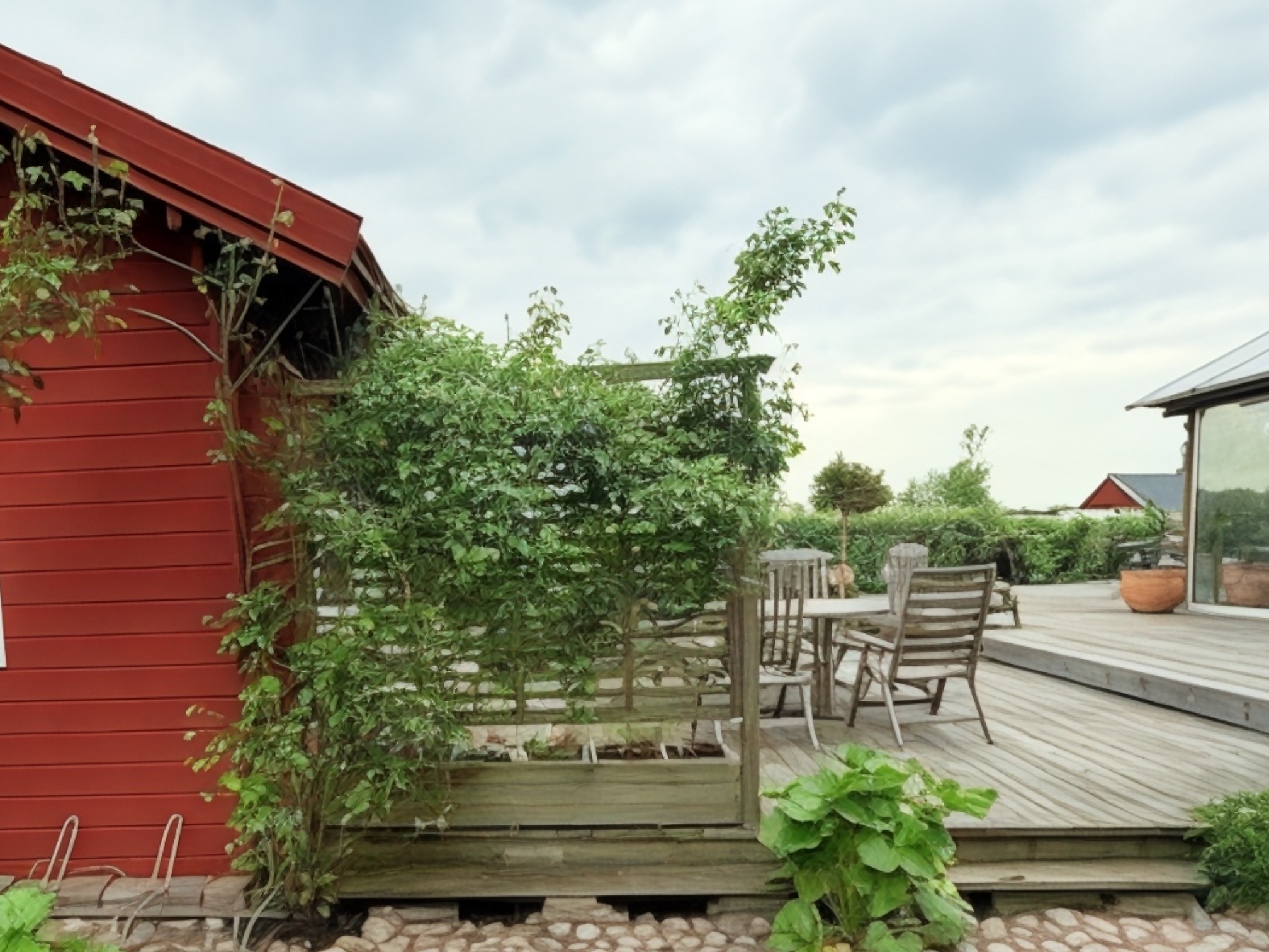 Uteplats bredvid attefallshuset