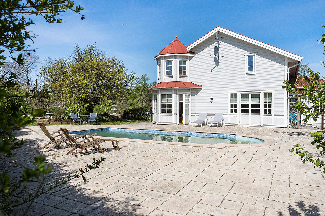 Pool / stenläggning och boningshuset