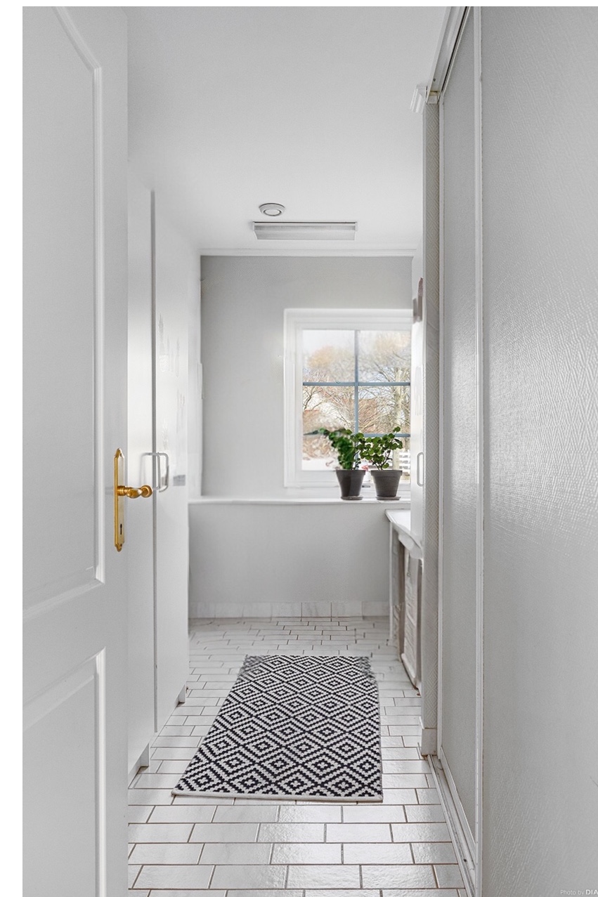 Till vänster om groventrén, praktiska förvaringsmöjlighet och garderob för utomhusaktiviteter