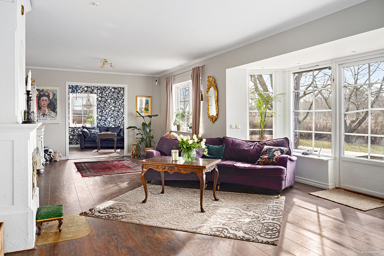 Vardagsrum  med vacker eldstad.