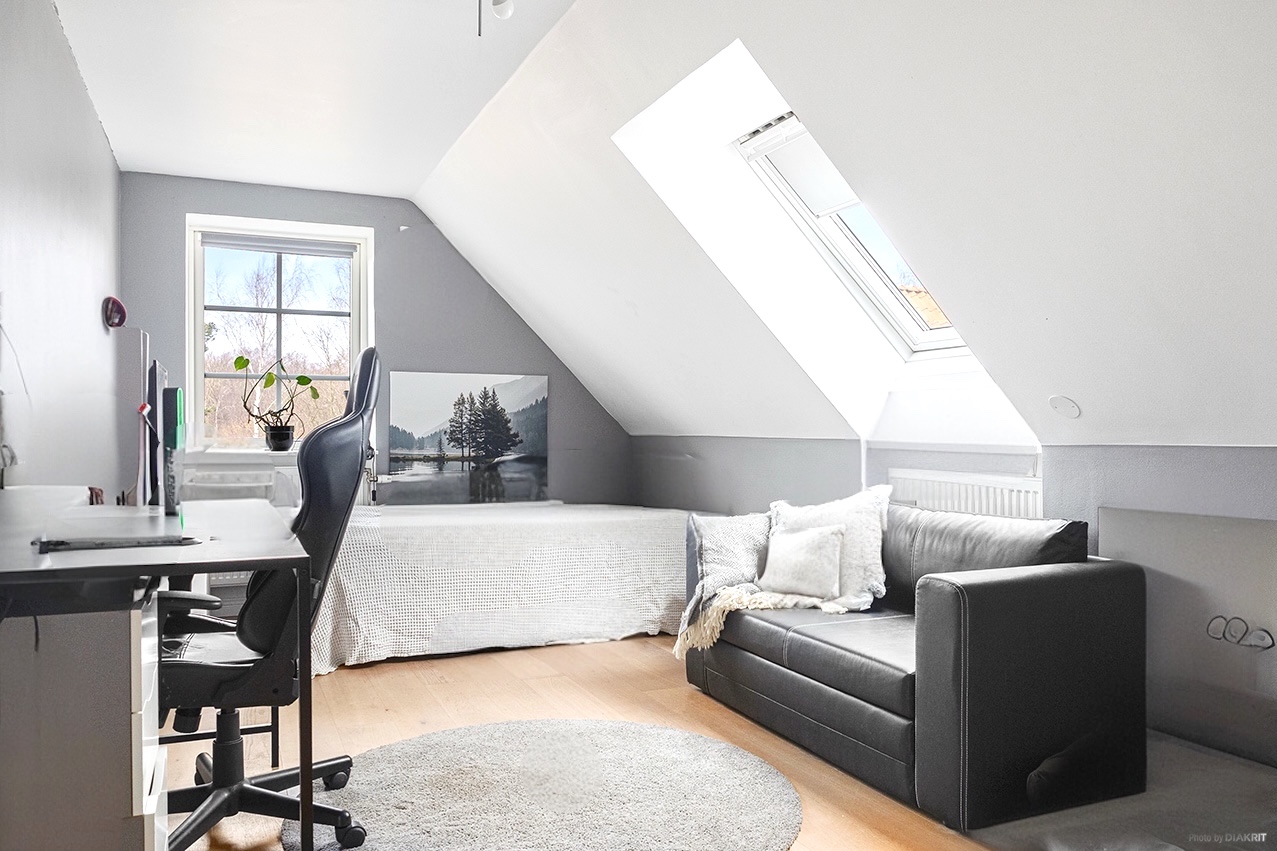 Sovrum -2 lika stora sovrum direkt till höger från trappan upp till ovanvåningen.