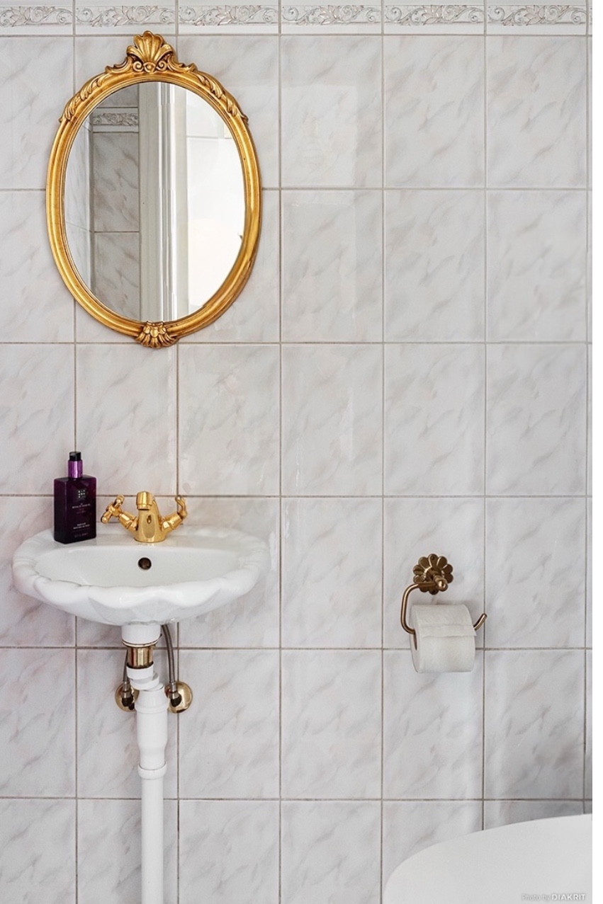 Gäst Wc i anslutning till hall, vardagsrum och kök