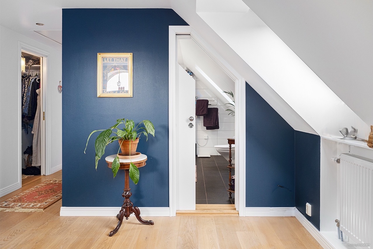 Från sovrummet når man privat badrum.